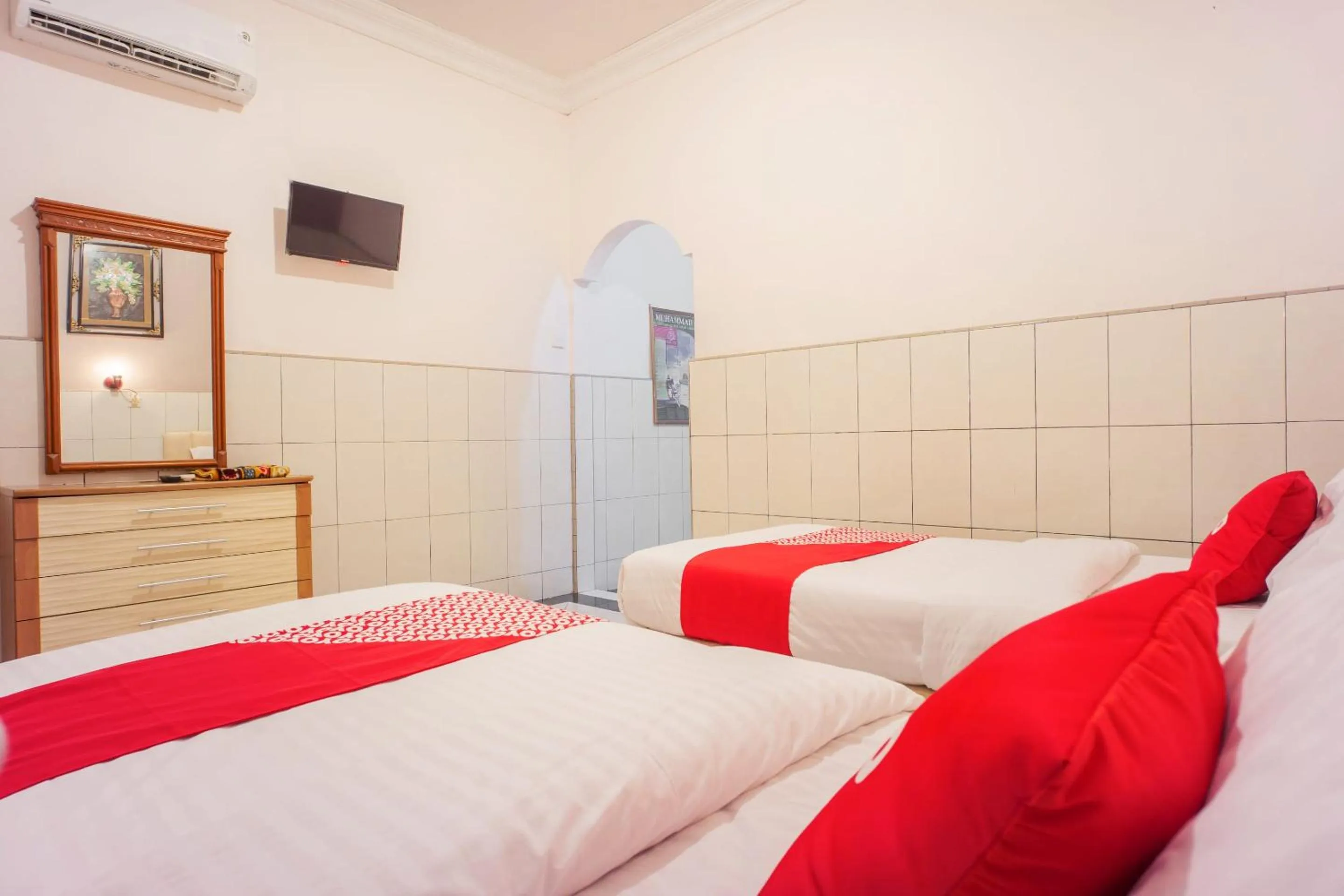 Bedroom, Bed in OYO 2180 Vina Vira Hotel