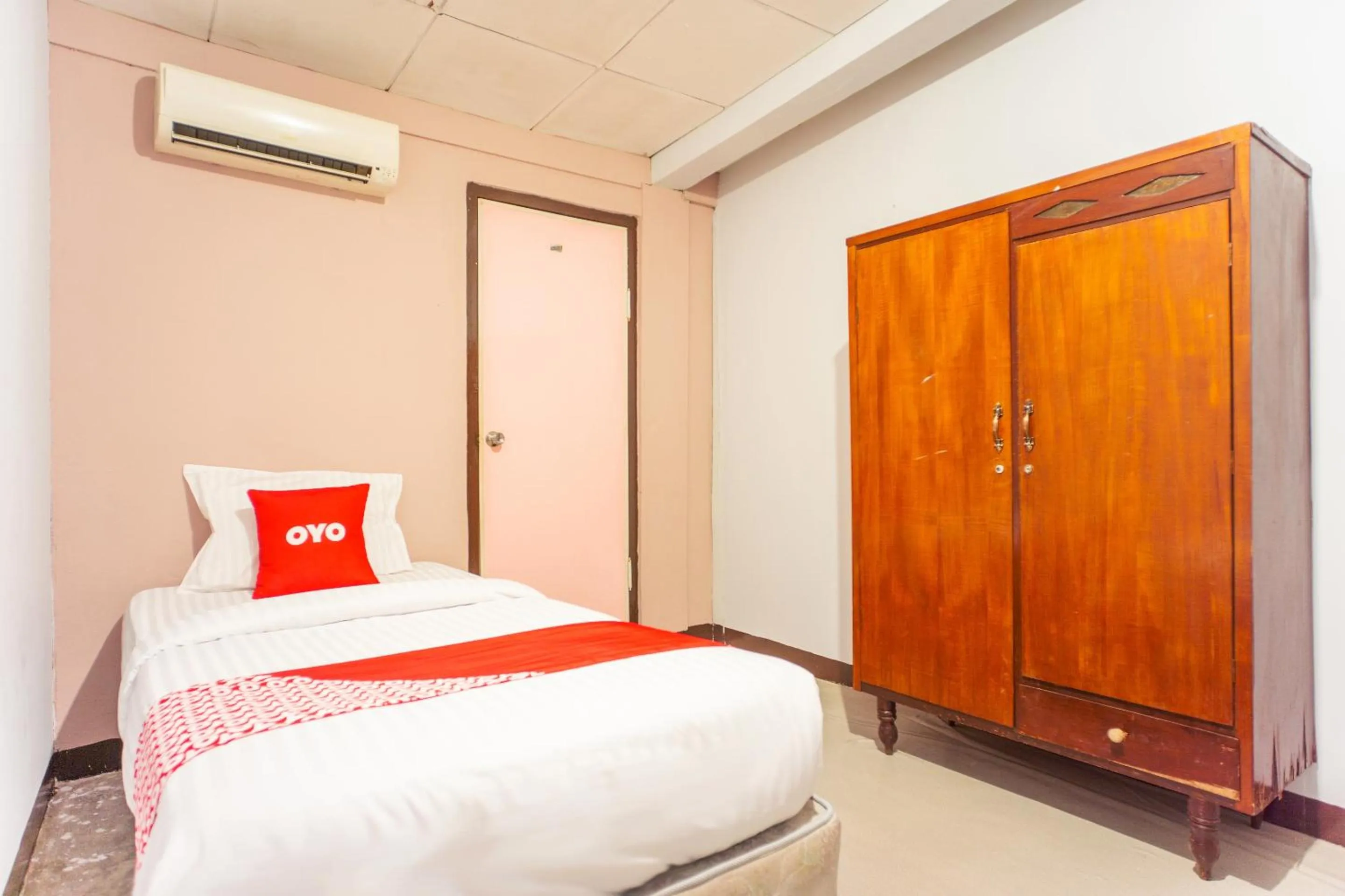 Bedroom, Bed in OYO 2180 Vina Vira Hotel