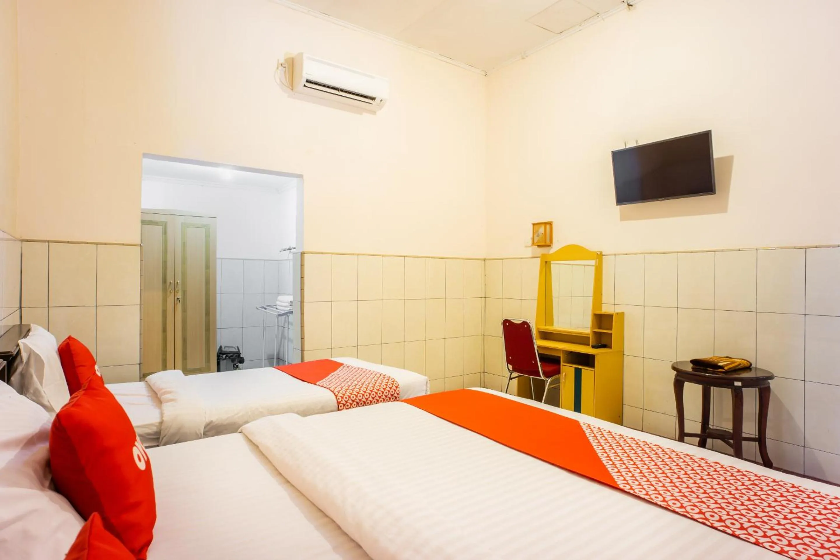 Bedroom, Bed in OYO 2180 Vina Vira Hotel