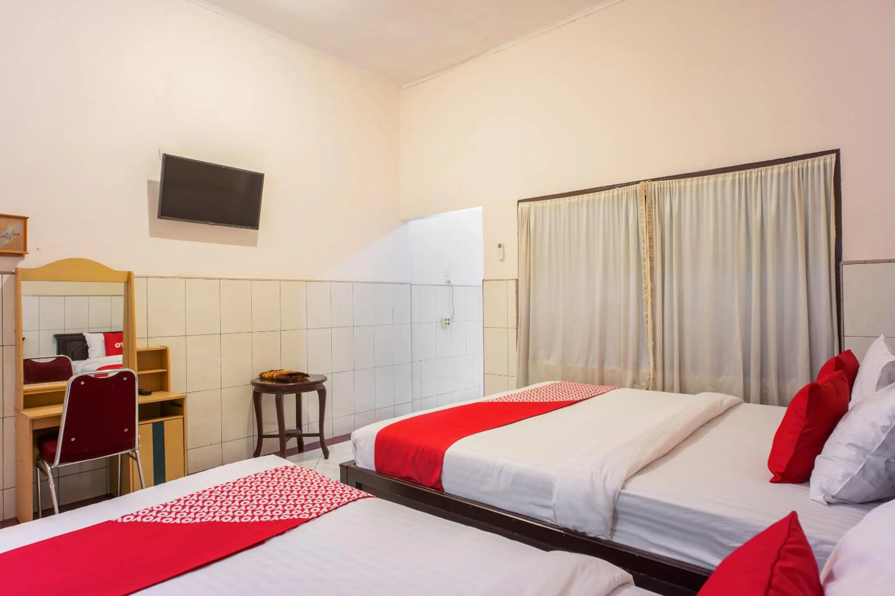 Bedroom, Bed in OYO 2180 Vina Vira Hotel