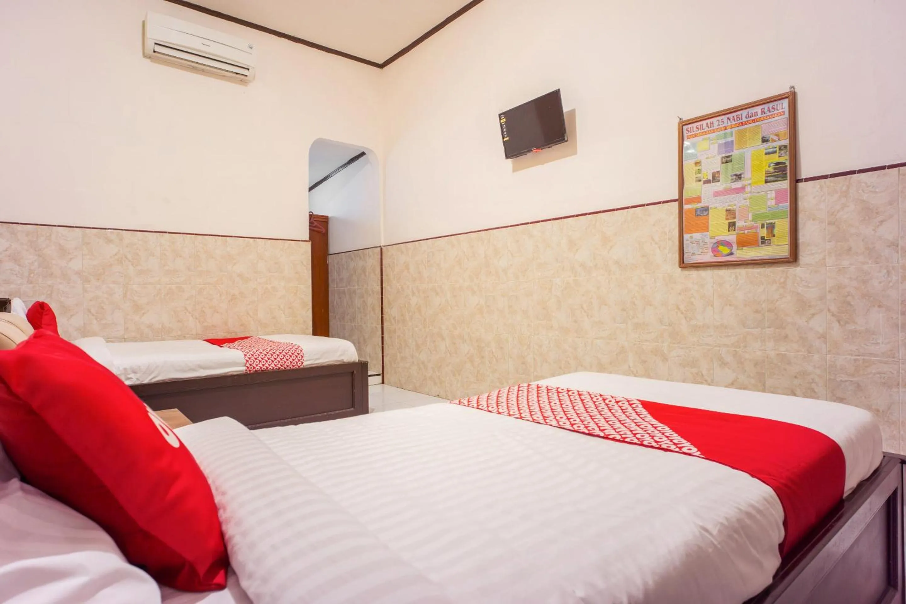 Bedroom, Bed in OYO 2180 Vina Vira Hotel