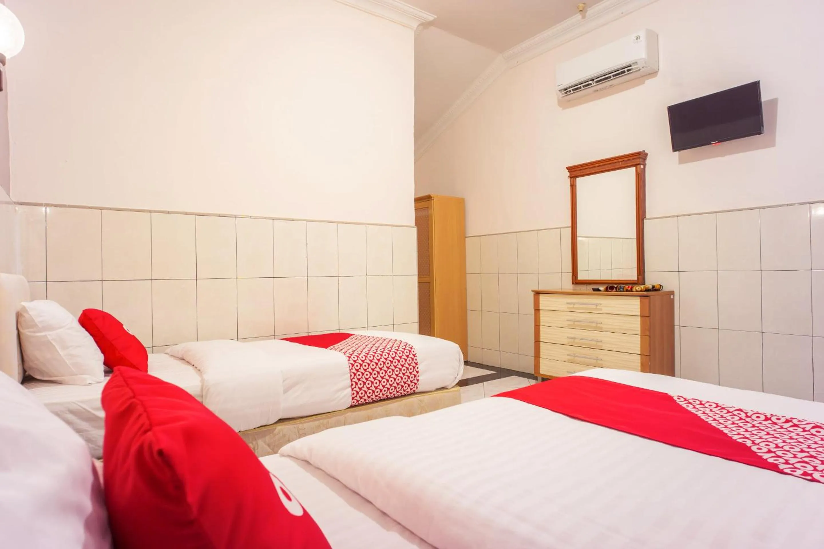 Bedroom, Bed in OYO 2180 Vina Vira Hotel