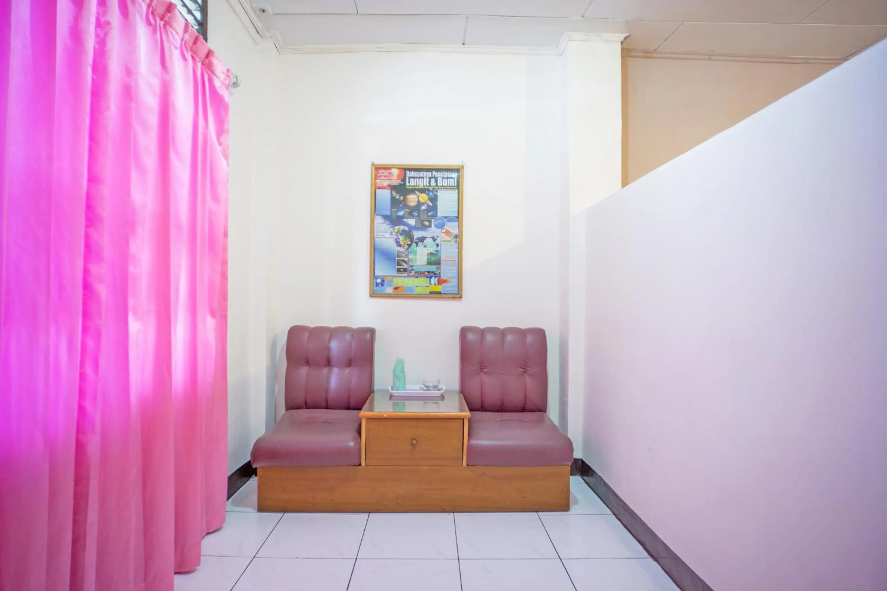 Bedroom in OYO 2180 Vina Vira Hotel