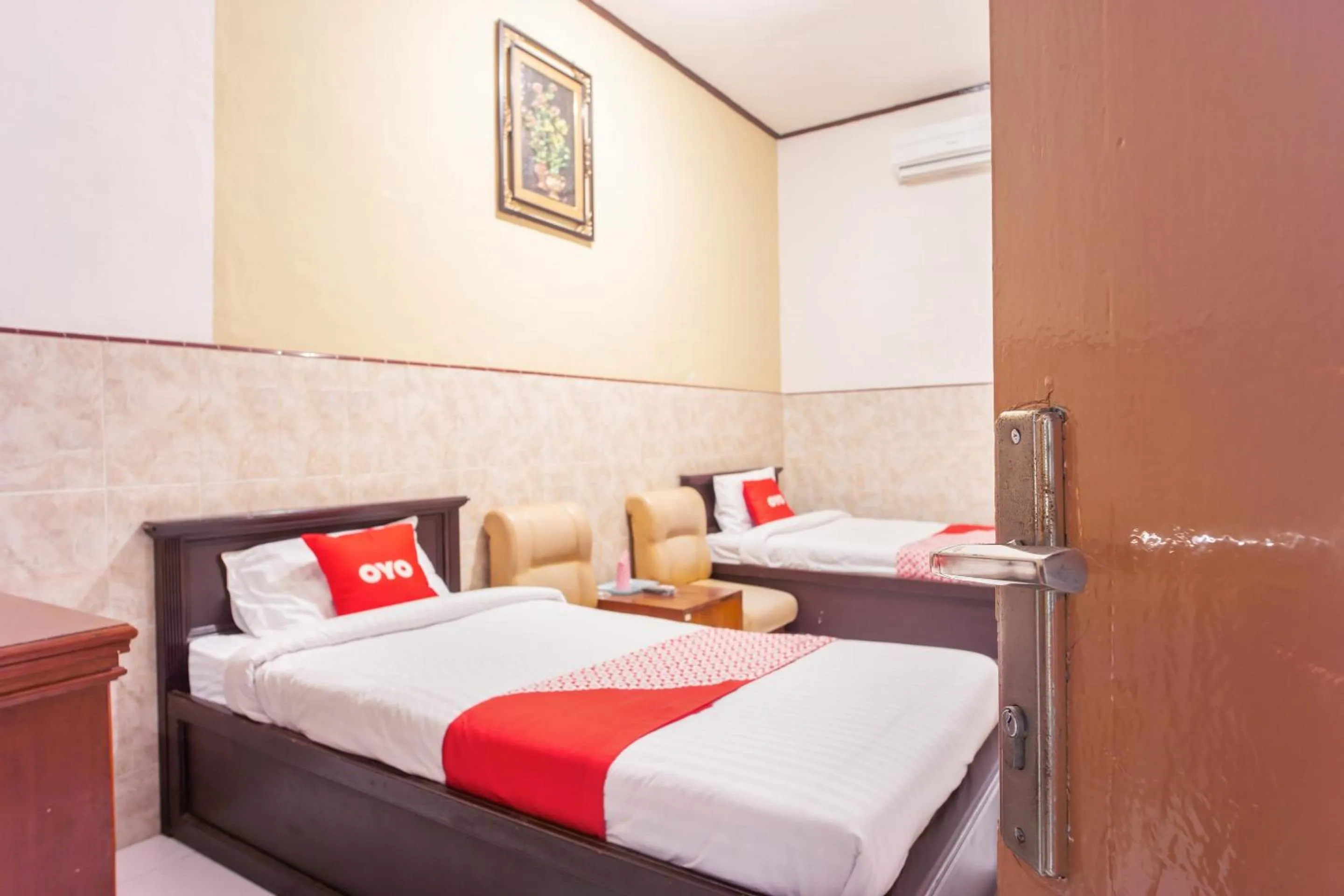 Bedroom, Bed in OYO 2180 Vina Vira Hotel