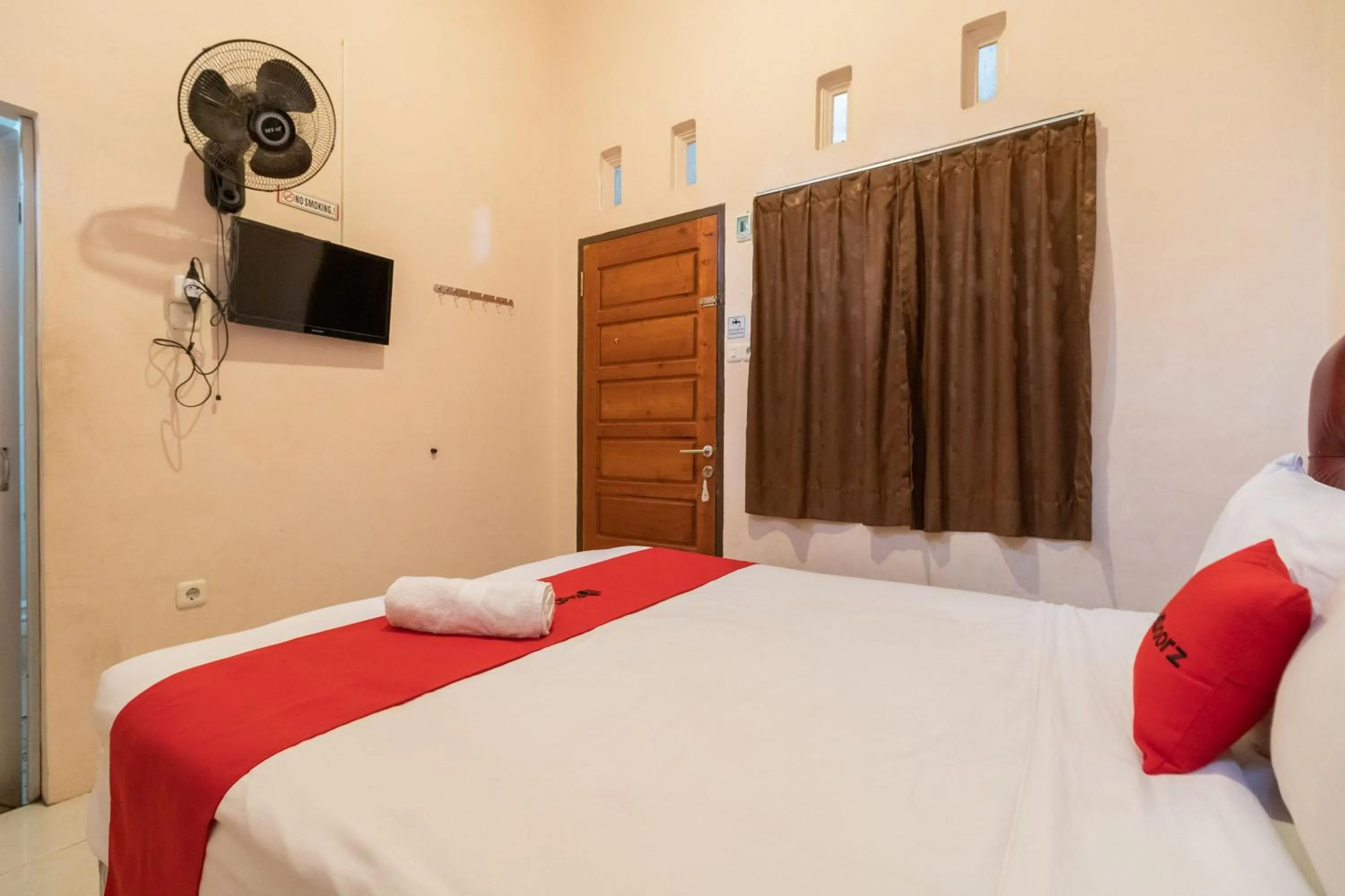 Bedroom, Bed in RedDoorz Syariah at D'Ostha Residence