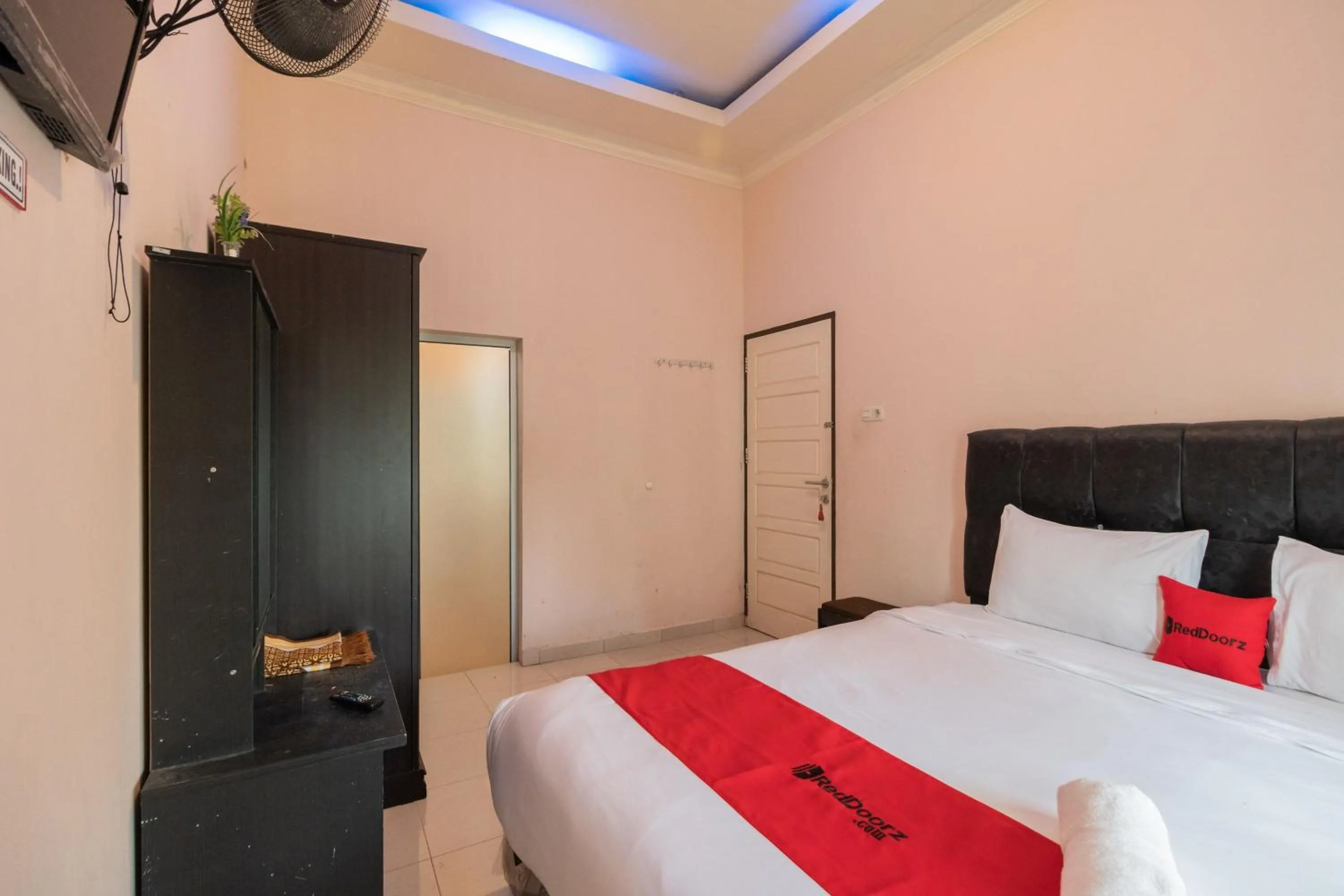 Bedroom, Bed in RedDoorz Syariah at D'Ostha Residence