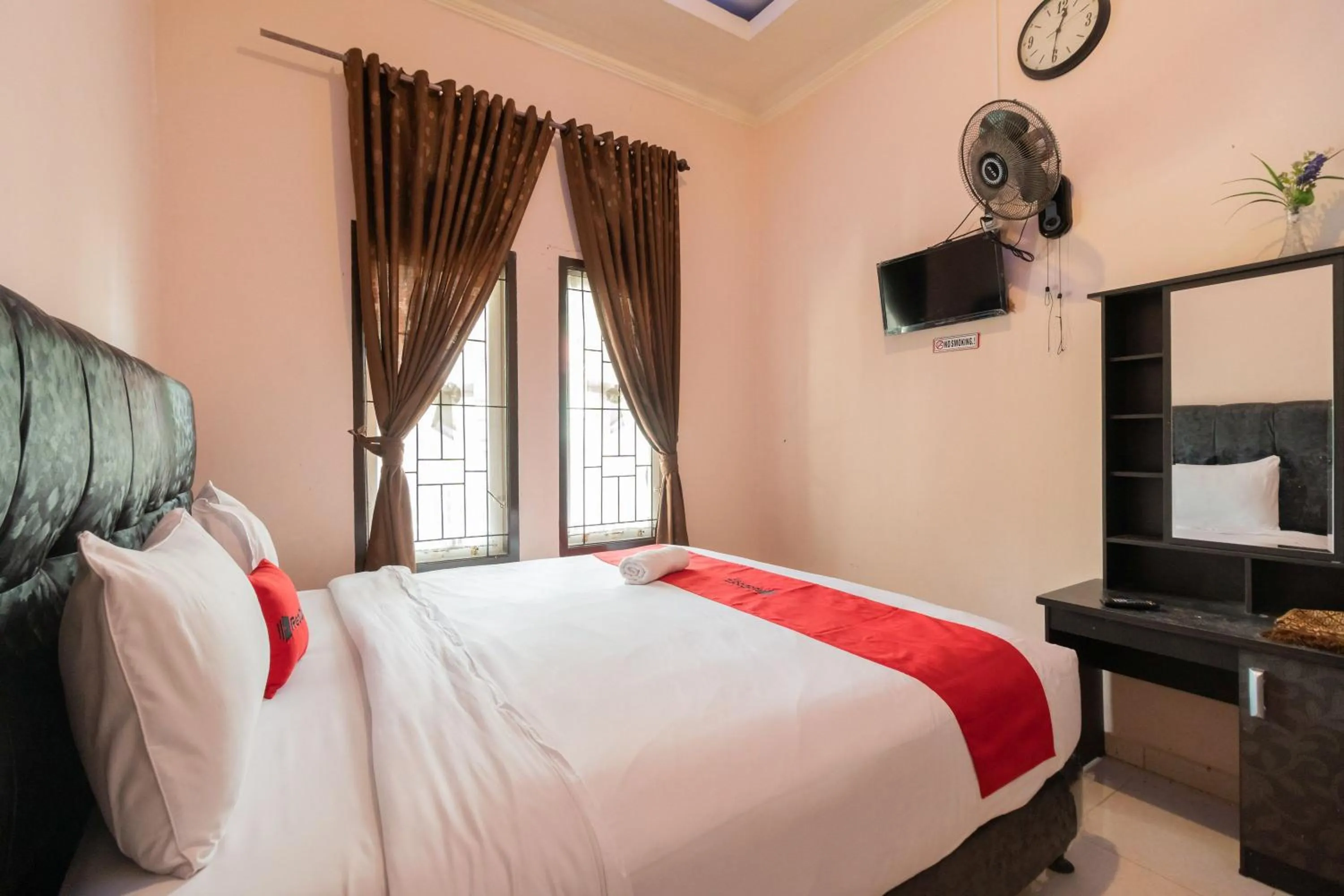 Bedroom, Bed in RedDoorz Syariah at D'Ostha Residence