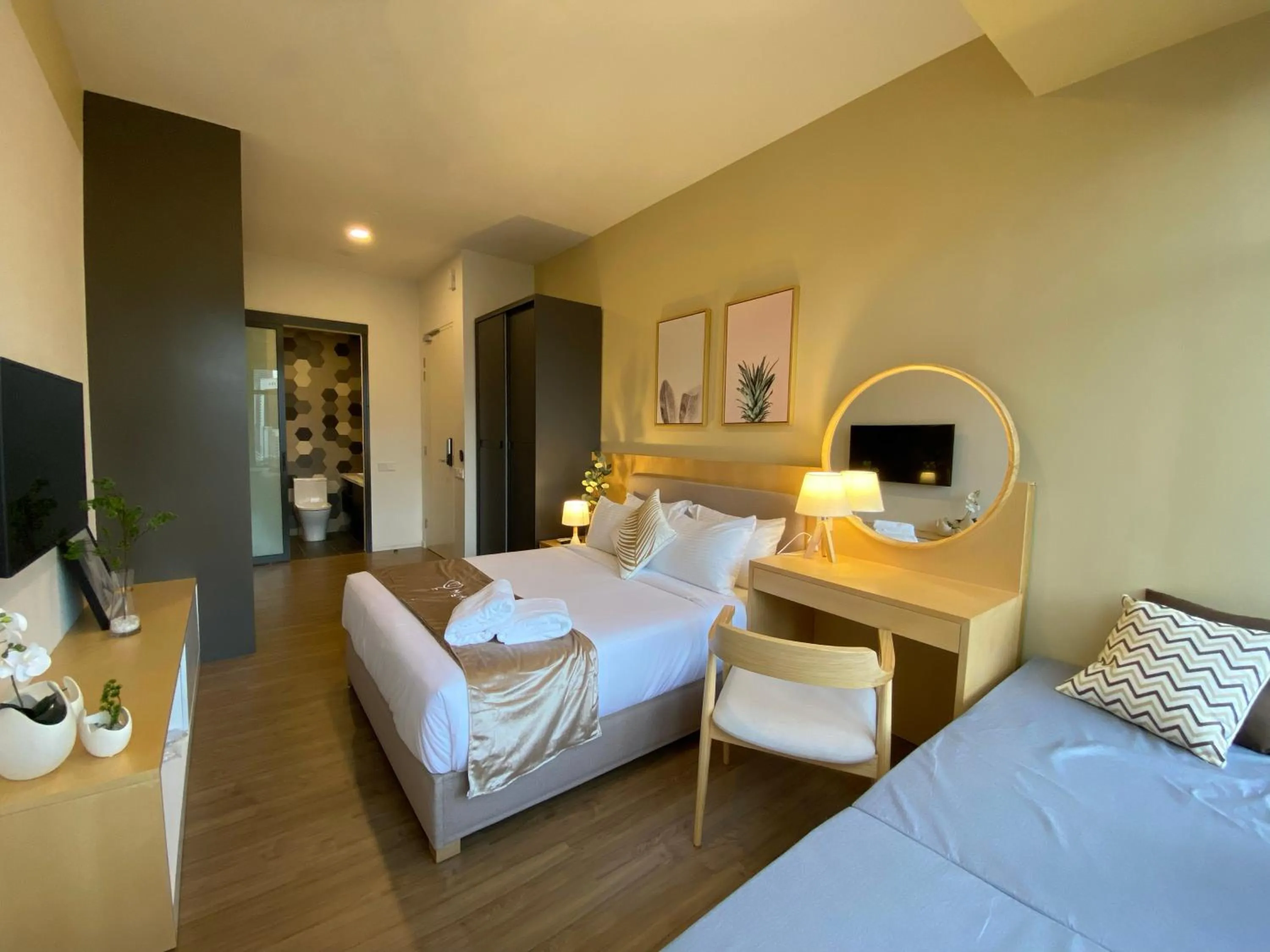 Photo of the whole room, Bed in Ceylonz Suites by MyKey