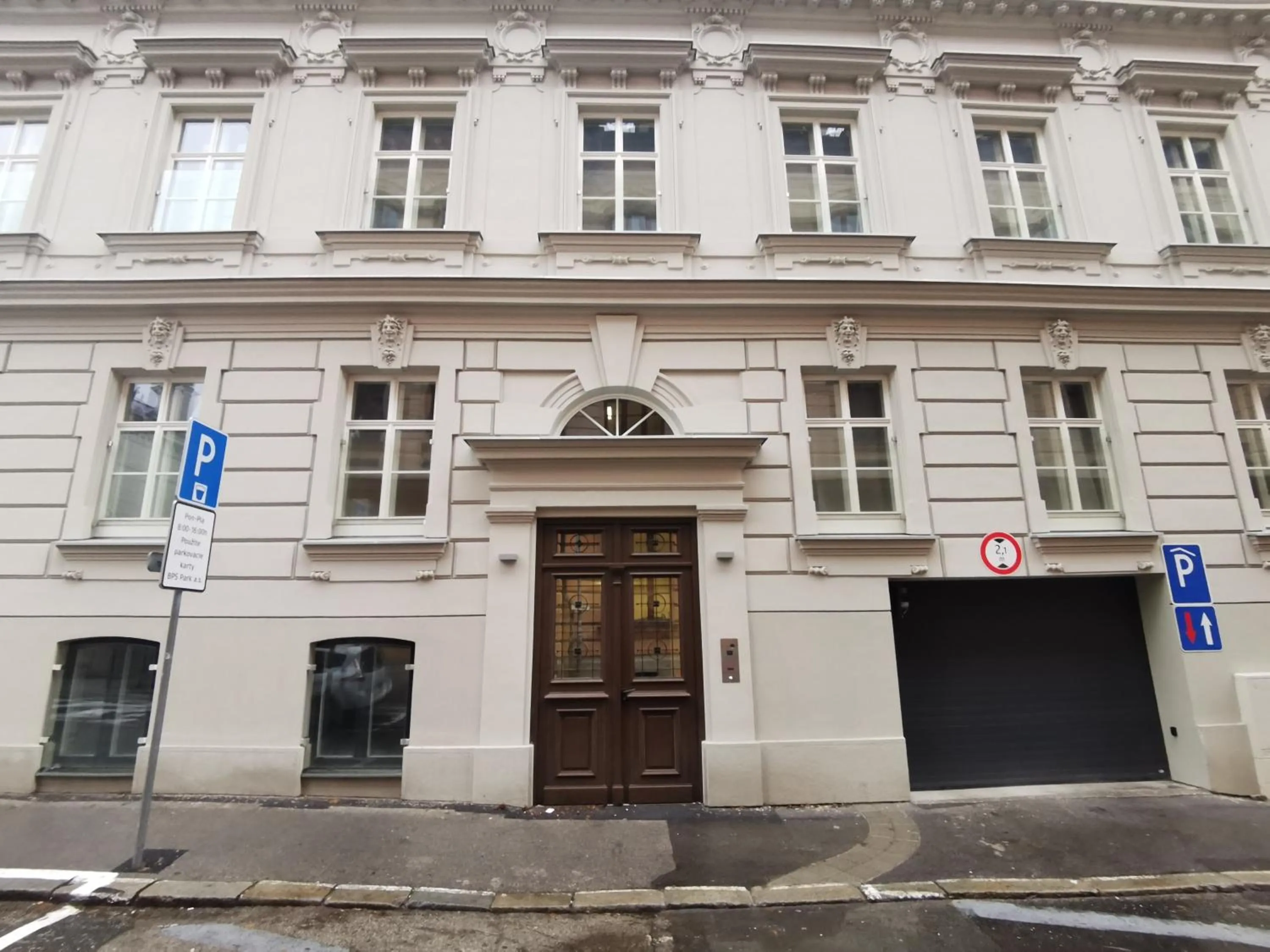 Property building in City Castle Apartments Free Parking