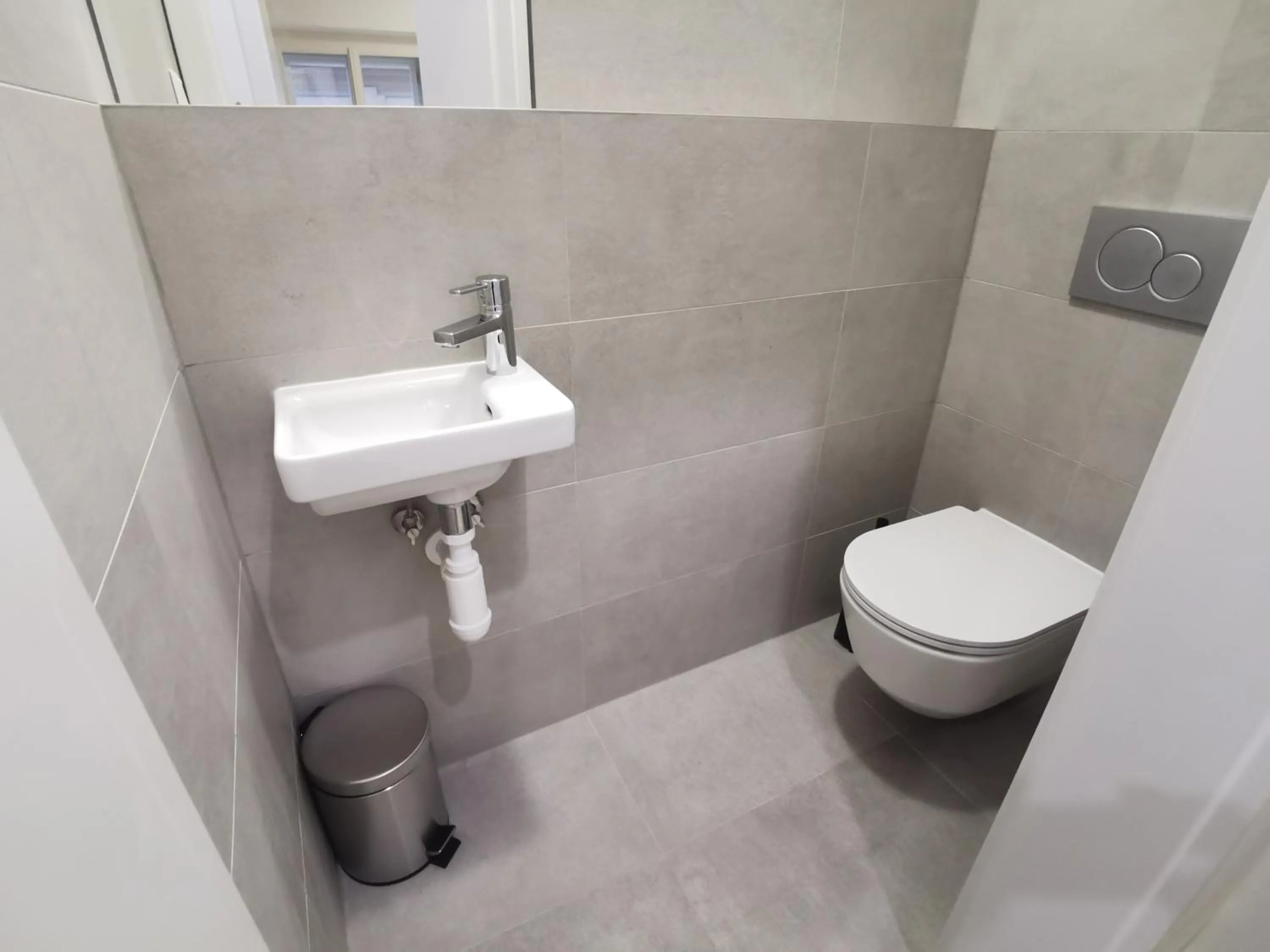 Toilet in City Castle Apartments Free Parking