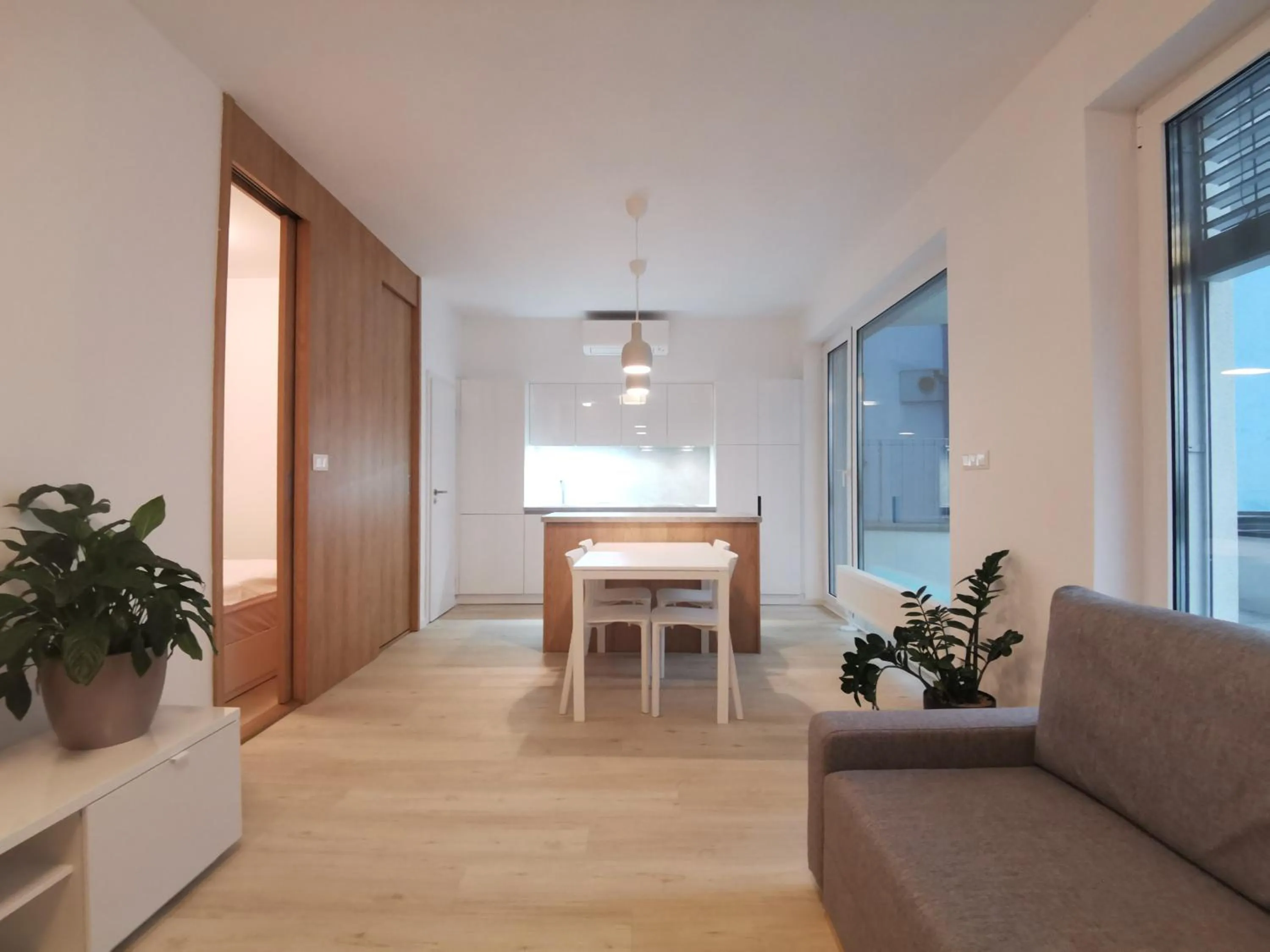 Dining area in City Castle Apartments Free Parking