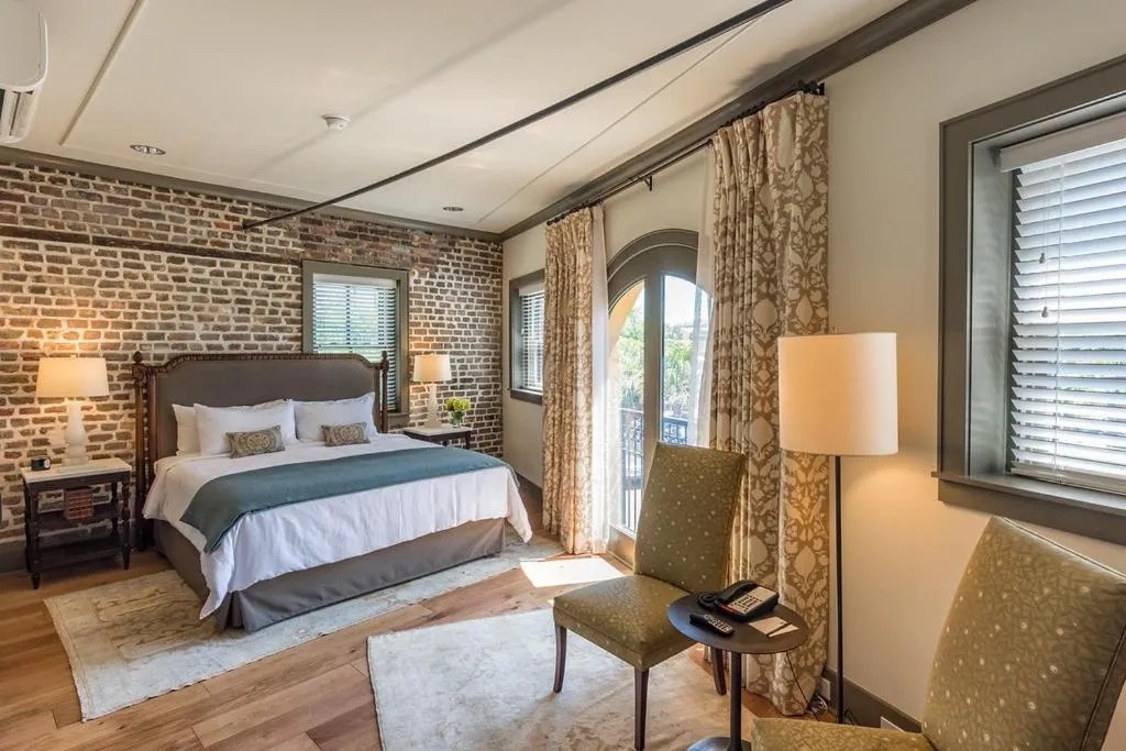 Bed in Andrew Pinckney Inn