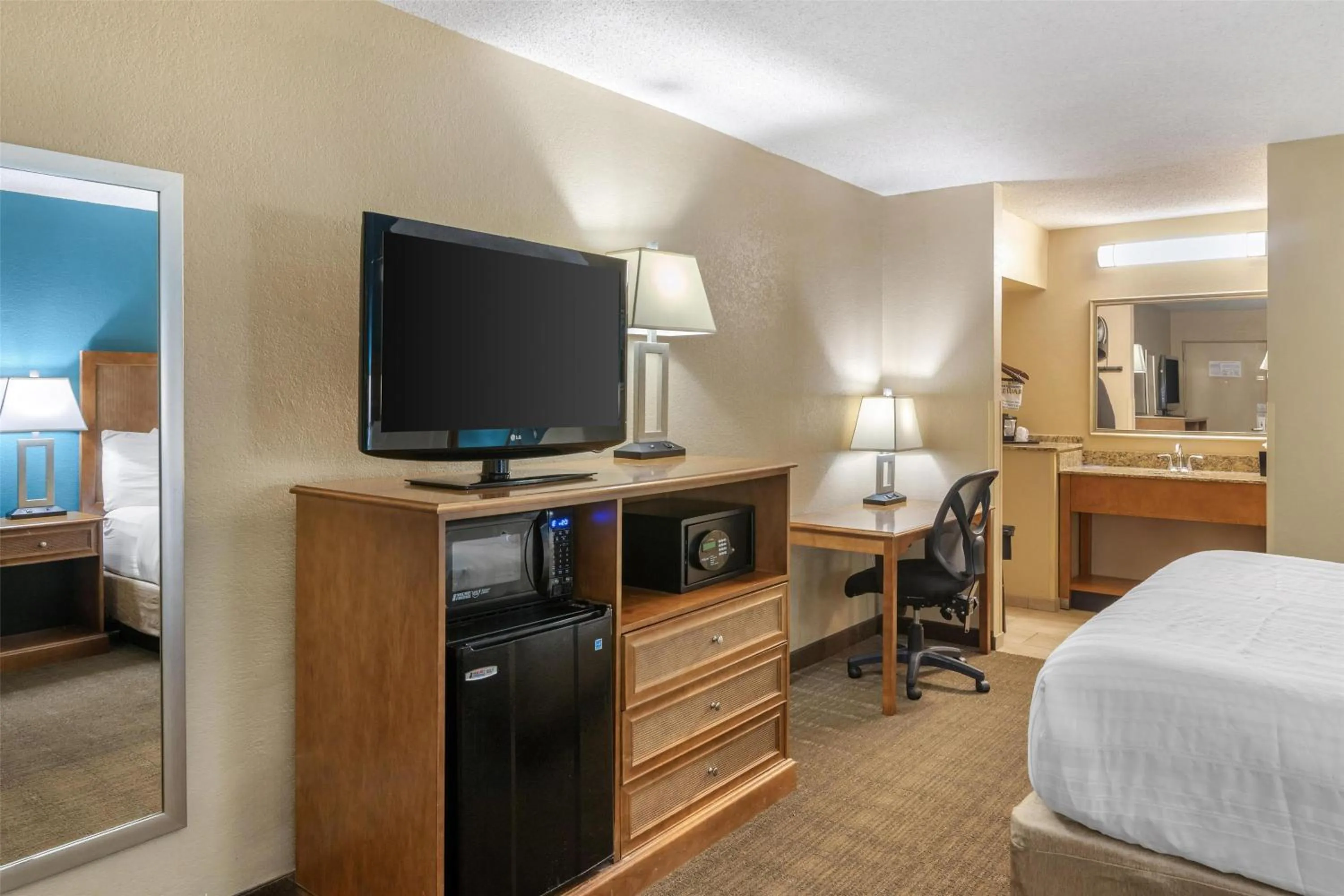 Bedroom, Bed in Best Western Charleston Inn