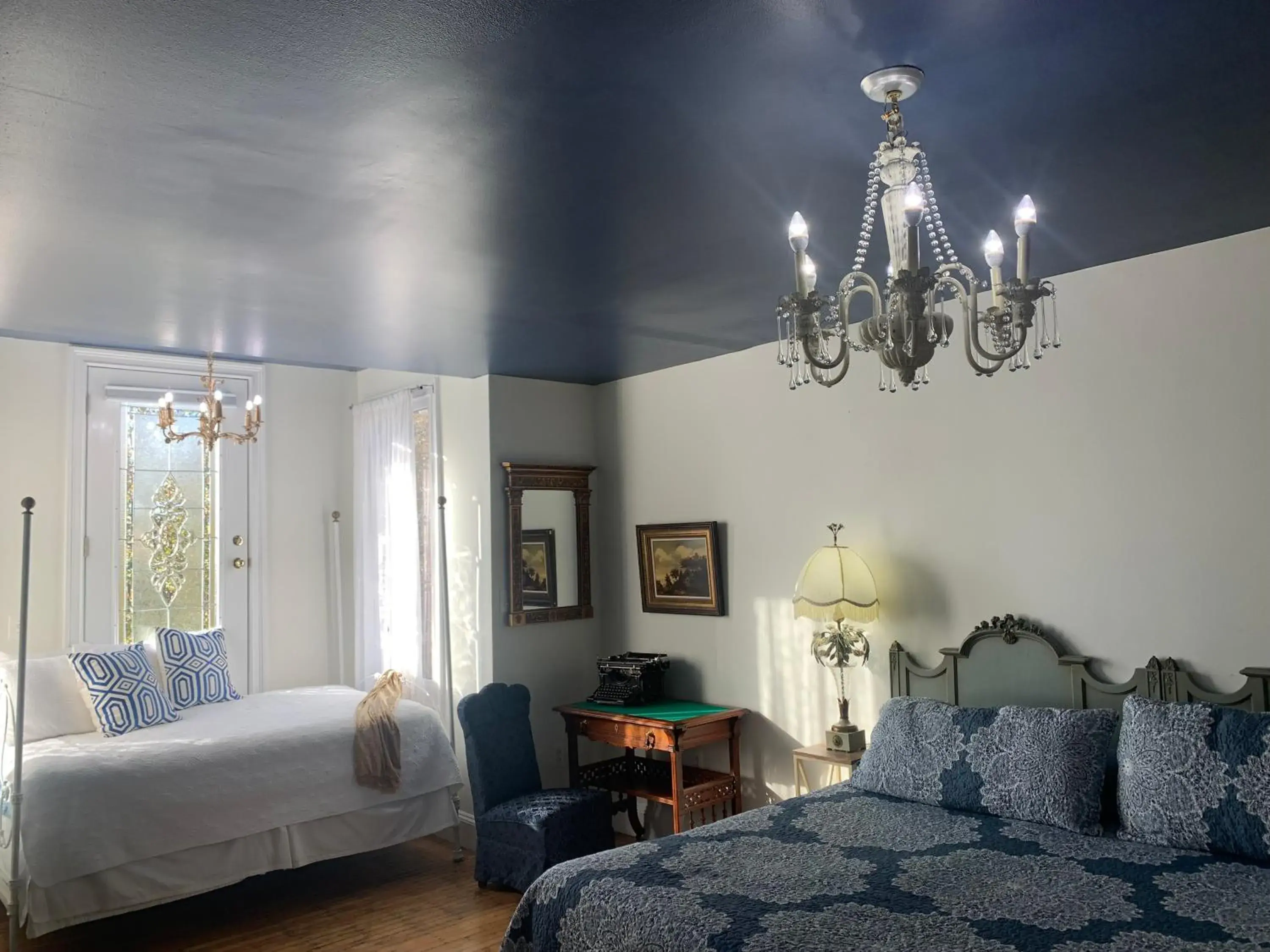 Queen Suite in The Philadelphia Hotel Bella Vista Queen Suite in The Philadelphia Hotel Bella Vista