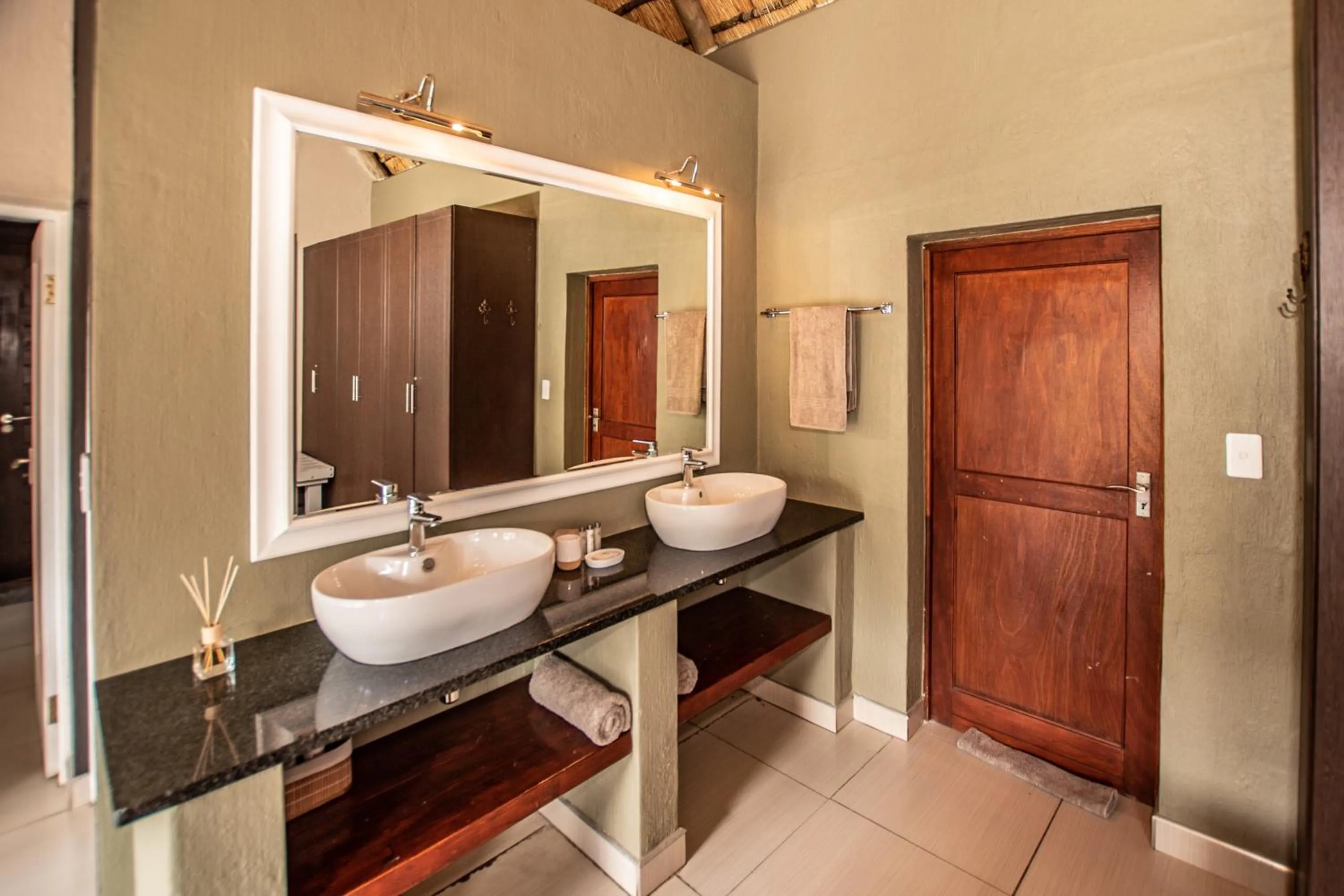 Standard Twin Room with Garden View in Leopard's Lair Bush Lodge