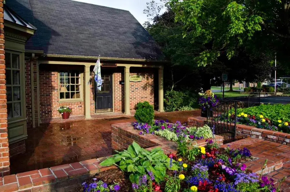 Facade/entrance in Hillwinds Inn - Blowing Rock Facade/entrance in Hillwinds Inn - Blowing Rock