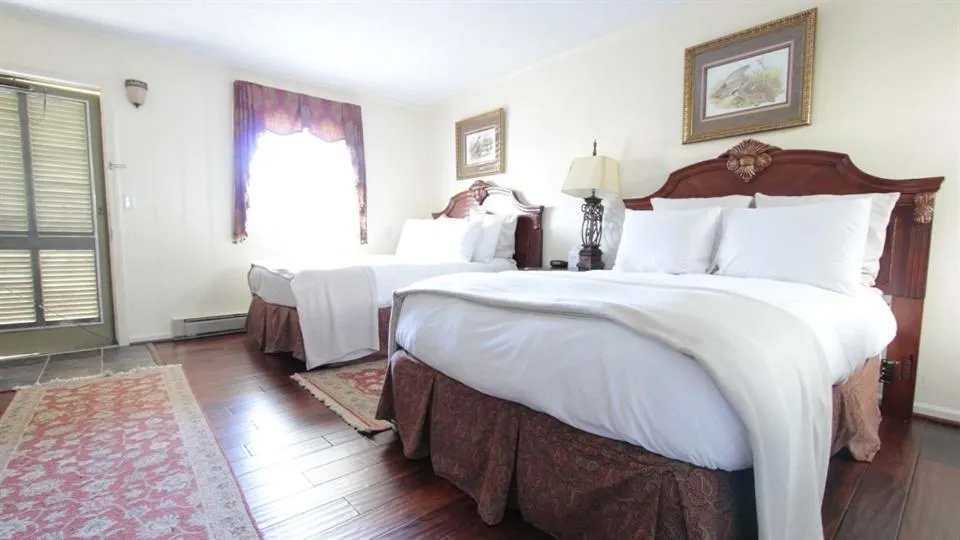 Day, Bed in Hillwinds Inn - Blowing Rock