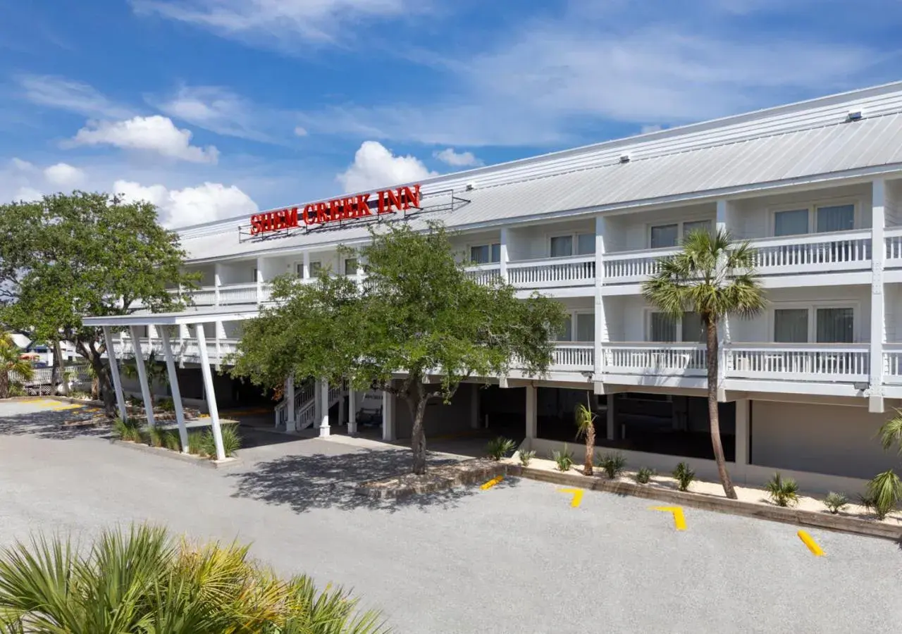 Property building in Shem Creek Inn Property building in Shem Creek Inn
