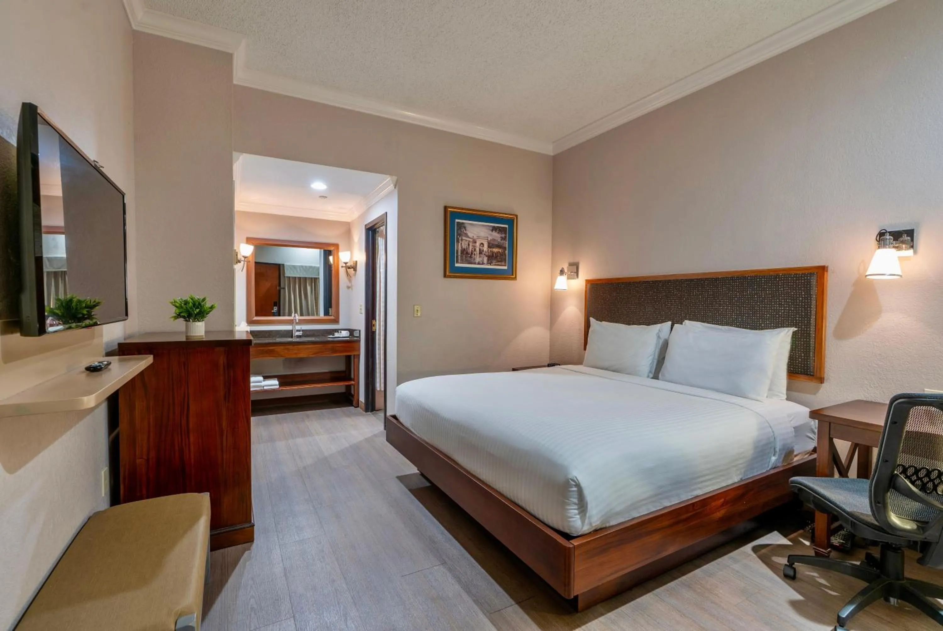 Photo of the whole room, Bed in Wyndham Garden Baronne Plaza