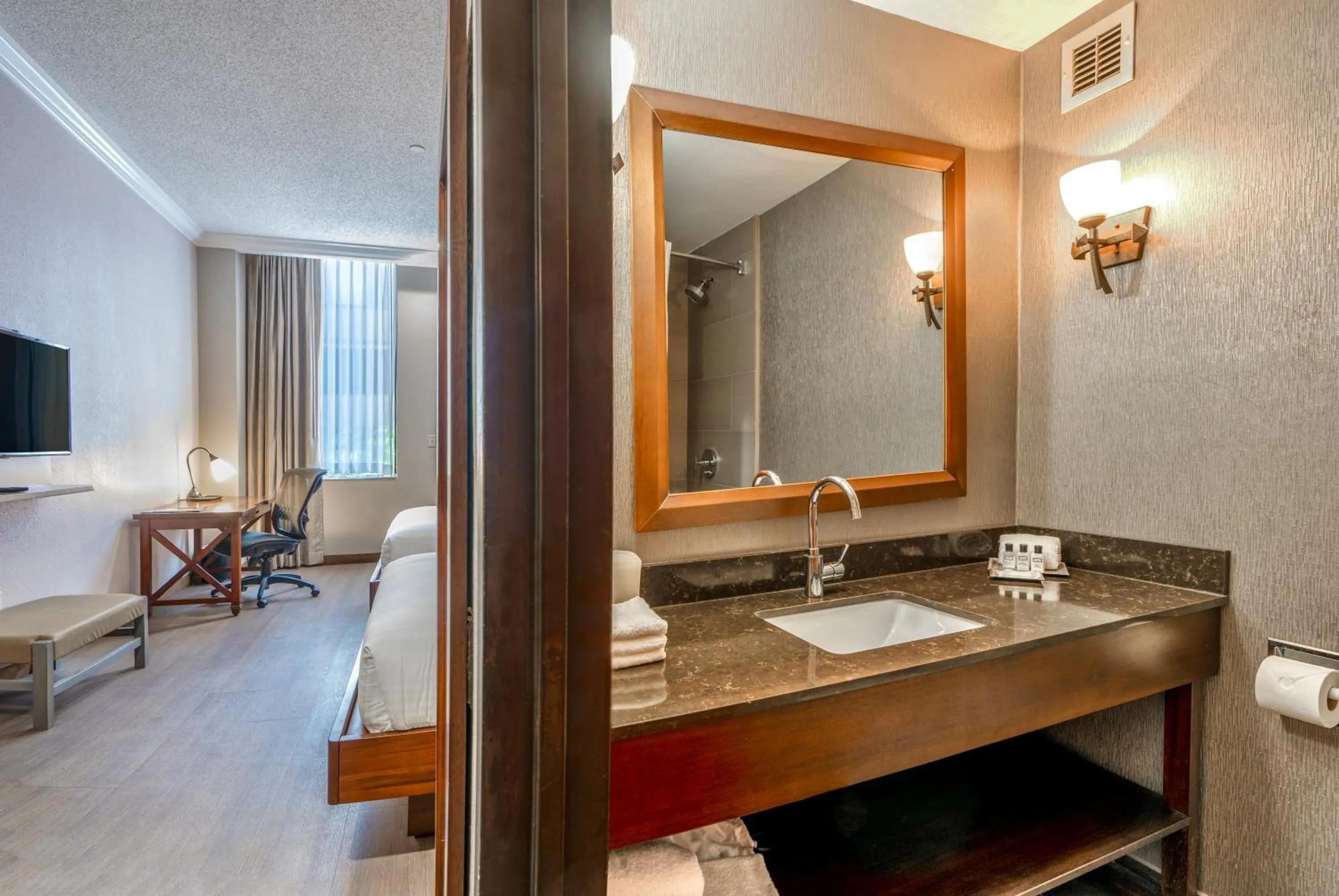 Wyndham Garden Baronne Plaza