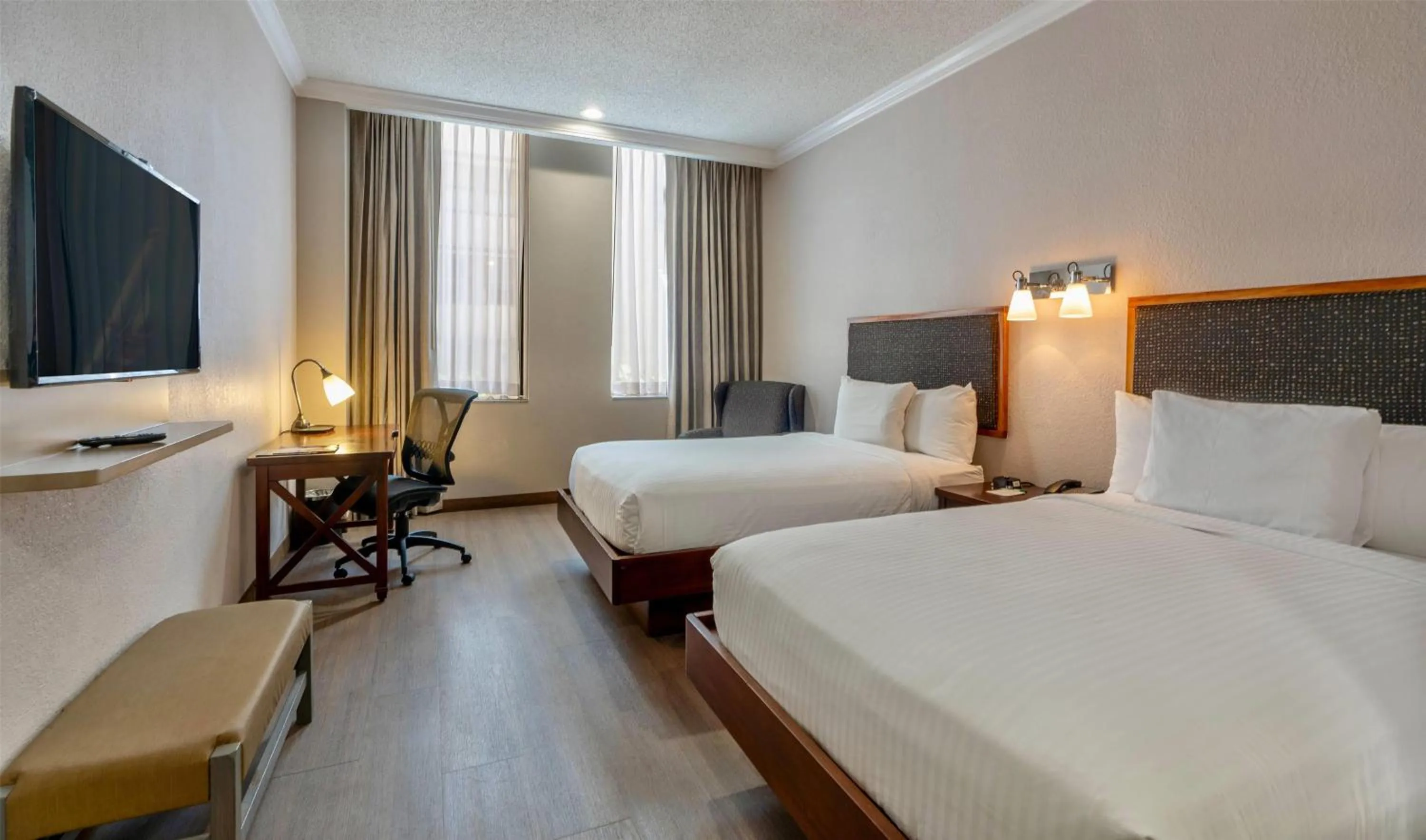 Photo of the whole room, Bed in Wyndham Garden Baronne Plaza