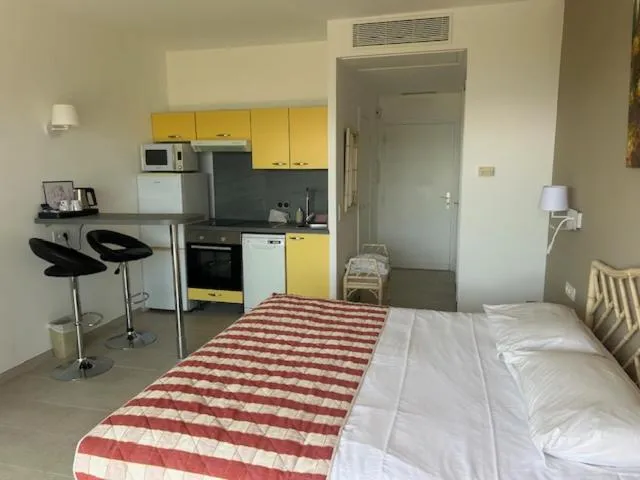 Bed in Hôtel La Flore