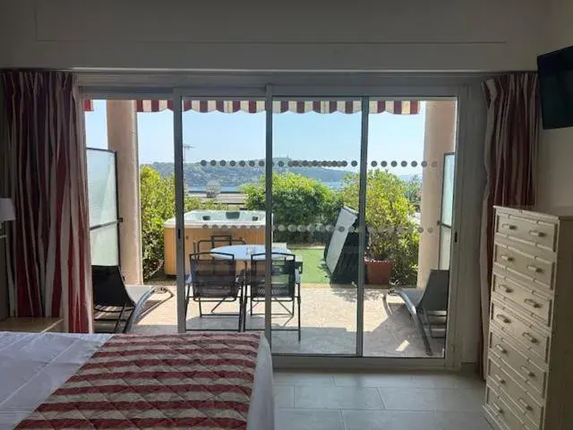 Double Prestige Room with Jacuzzi in Hôtel La Flore Double Prestige Room with Jacuzzi in Hôtel La Flore