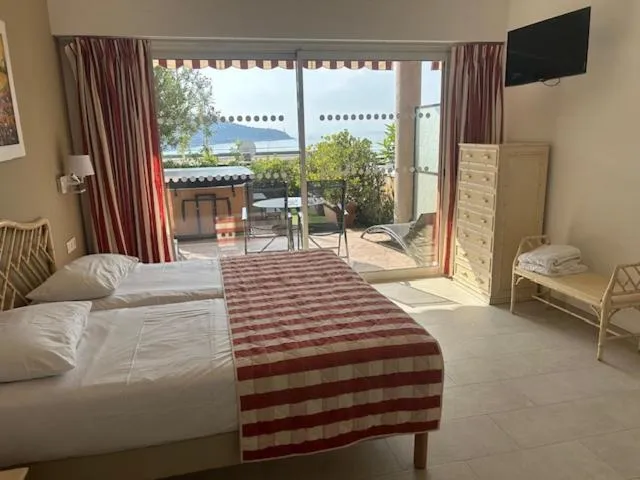 Bed in Hôtel La Flore