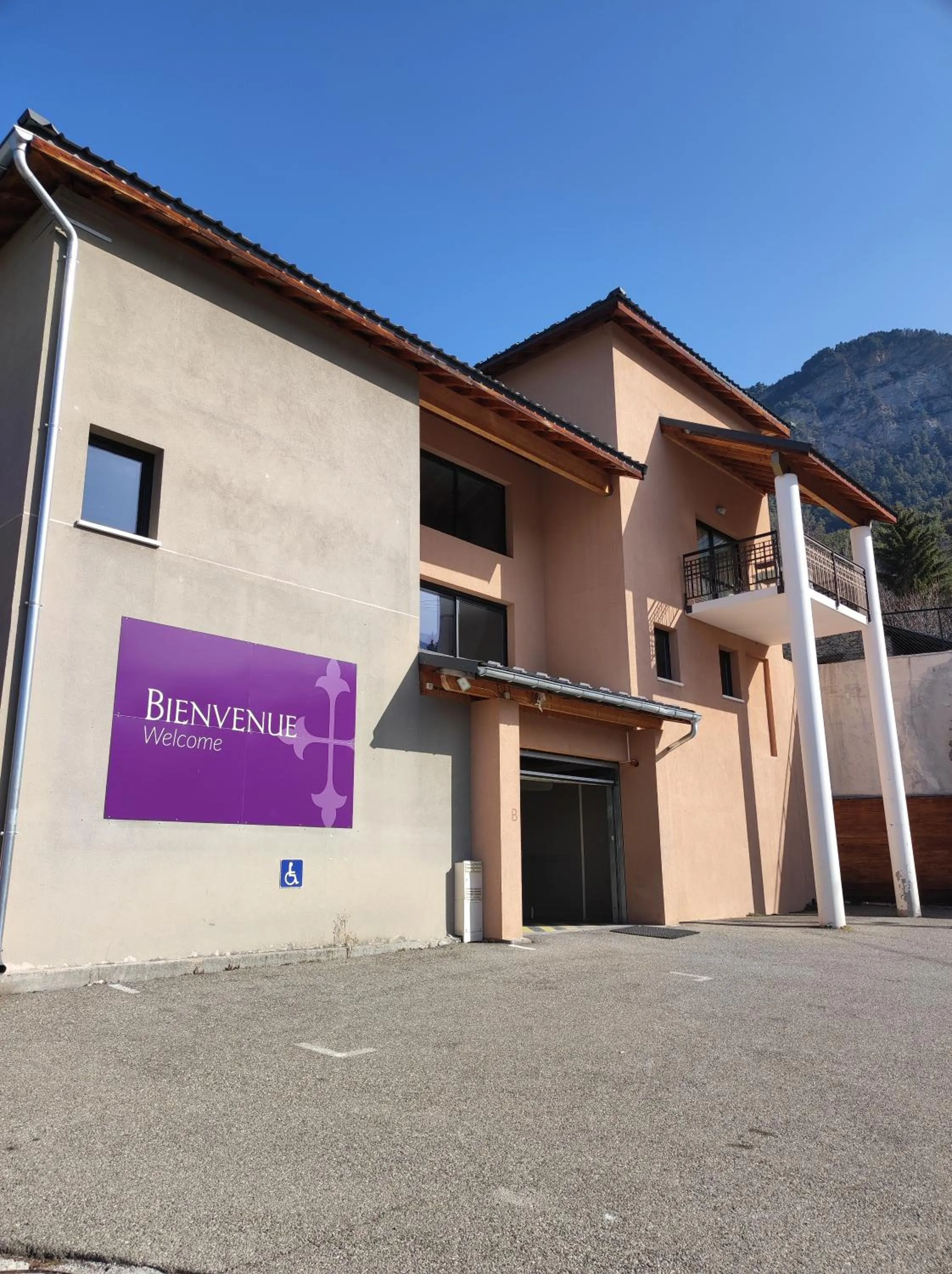 Facade/entrance in Résidence Château des Magnans by Nevesol