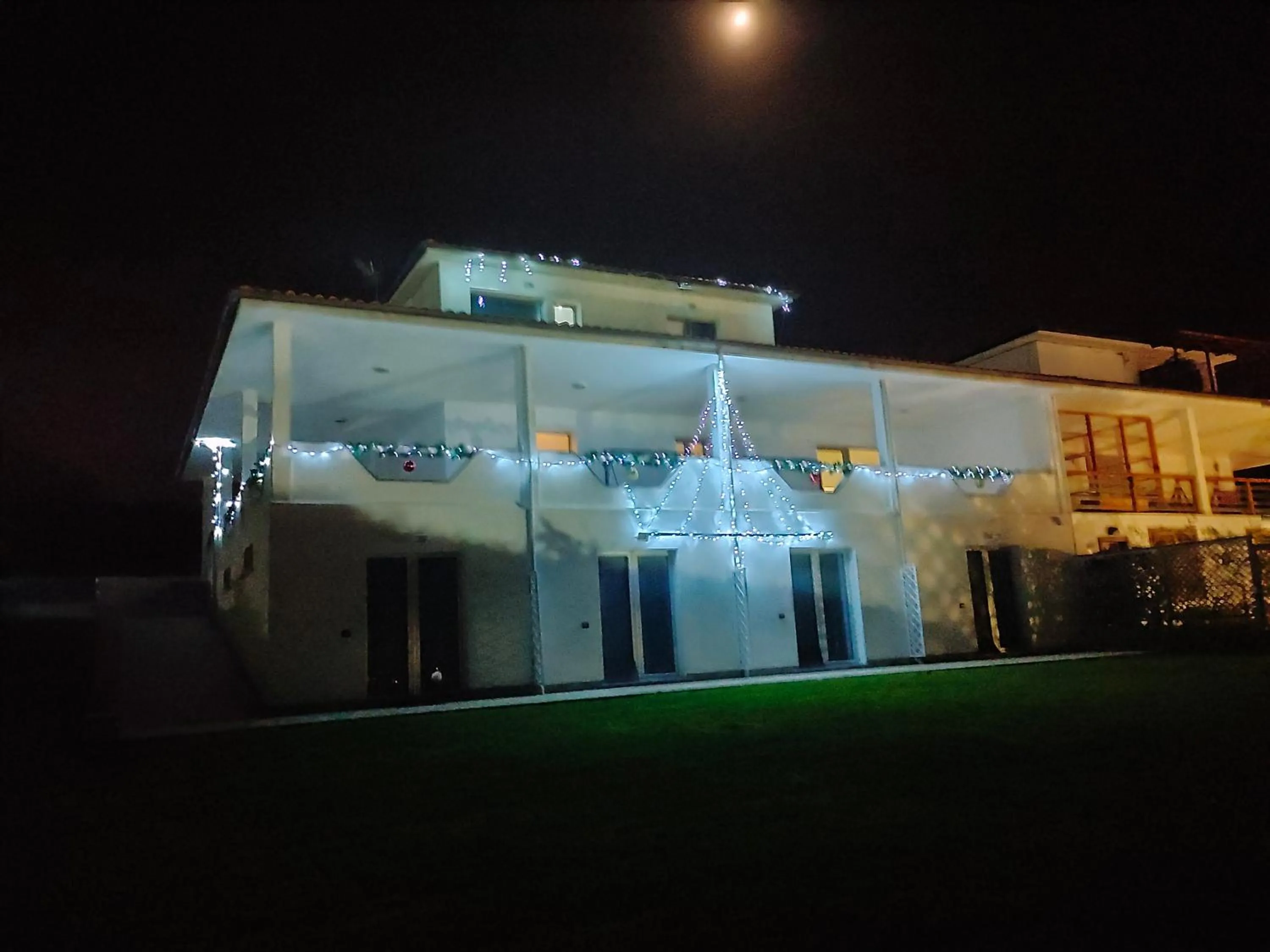 Property building in la staccionata bianca