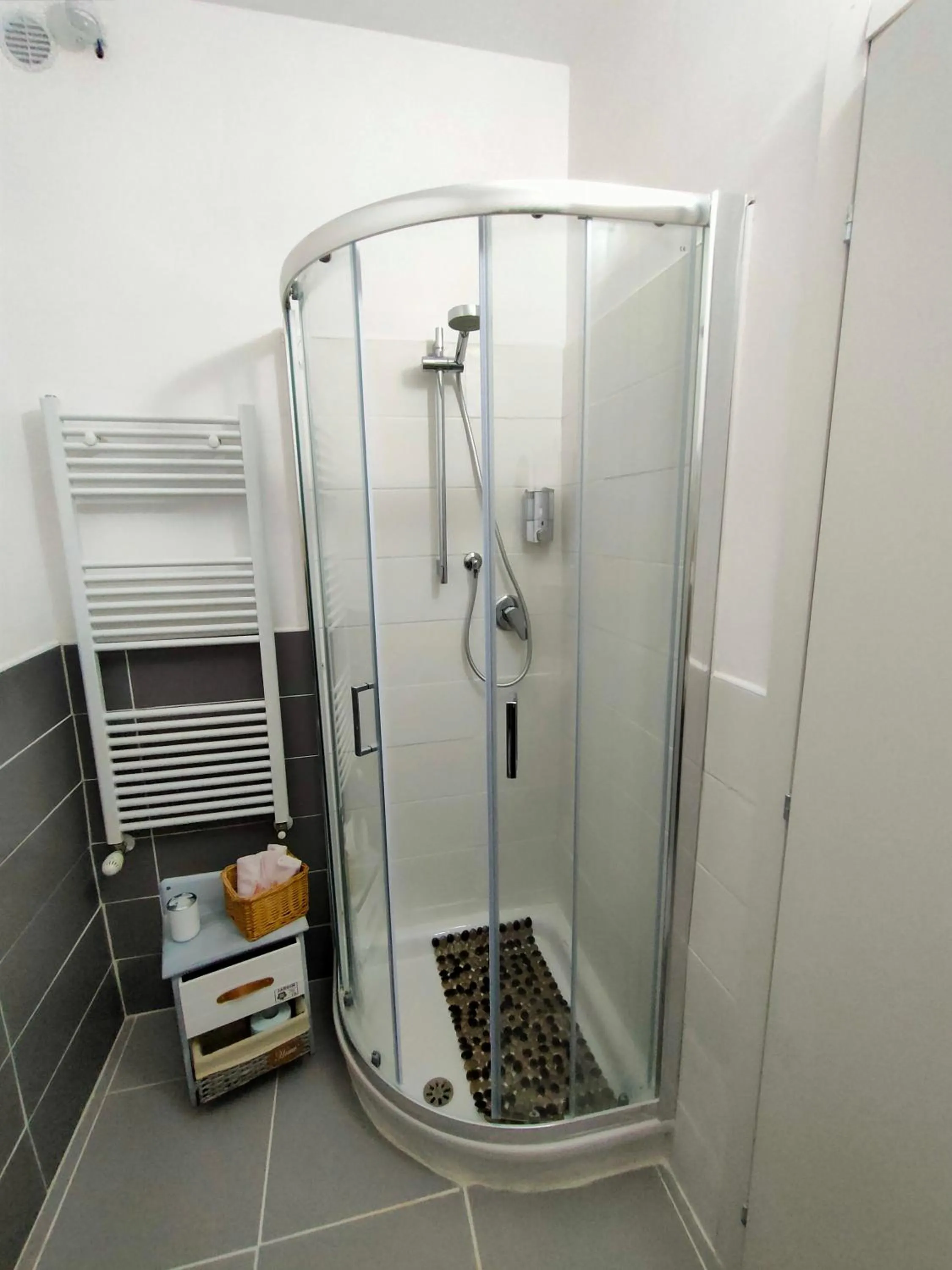 Shower in la staccionata bianca