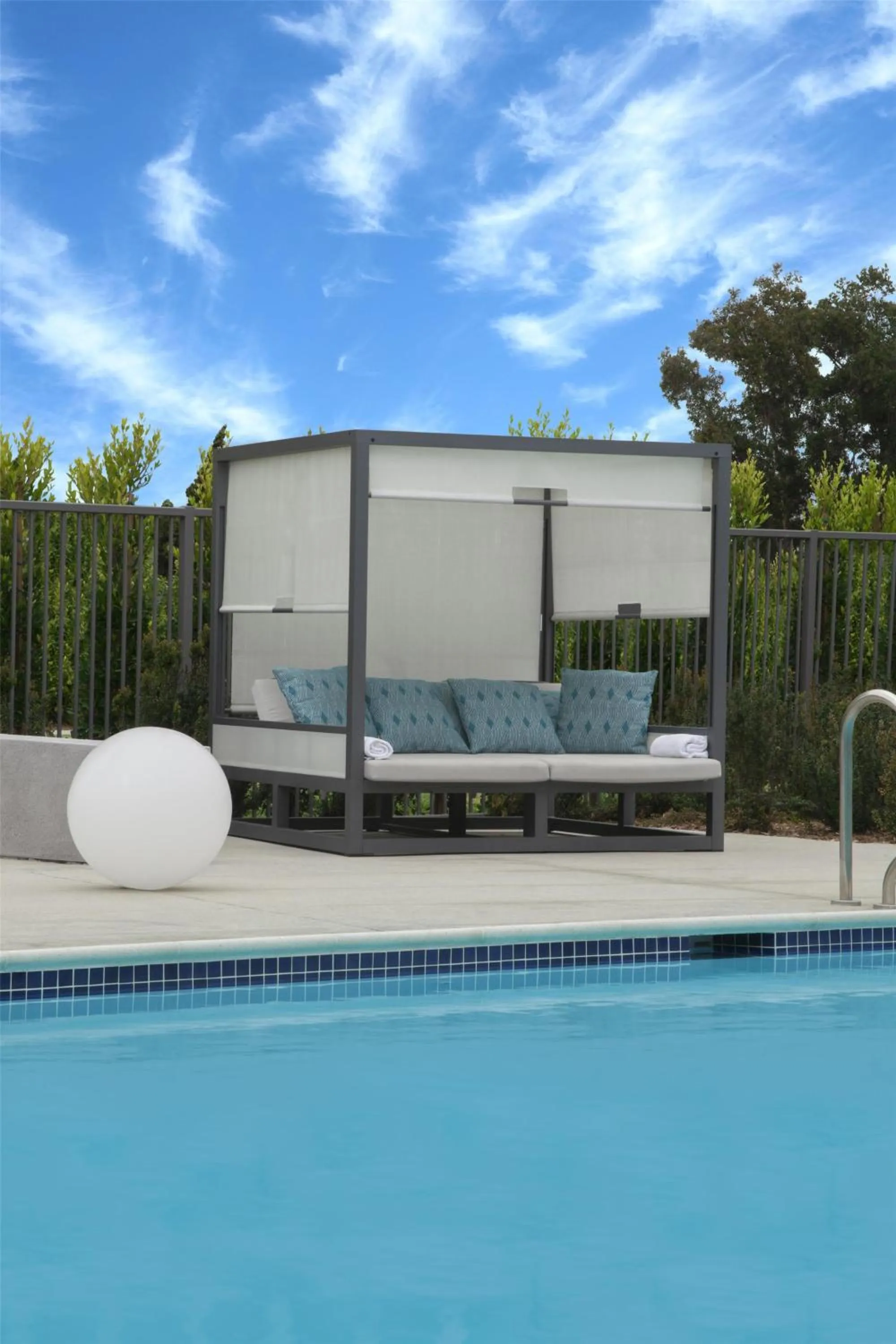 Swimming pool in Hyatt Regency Los Angeles International Airport