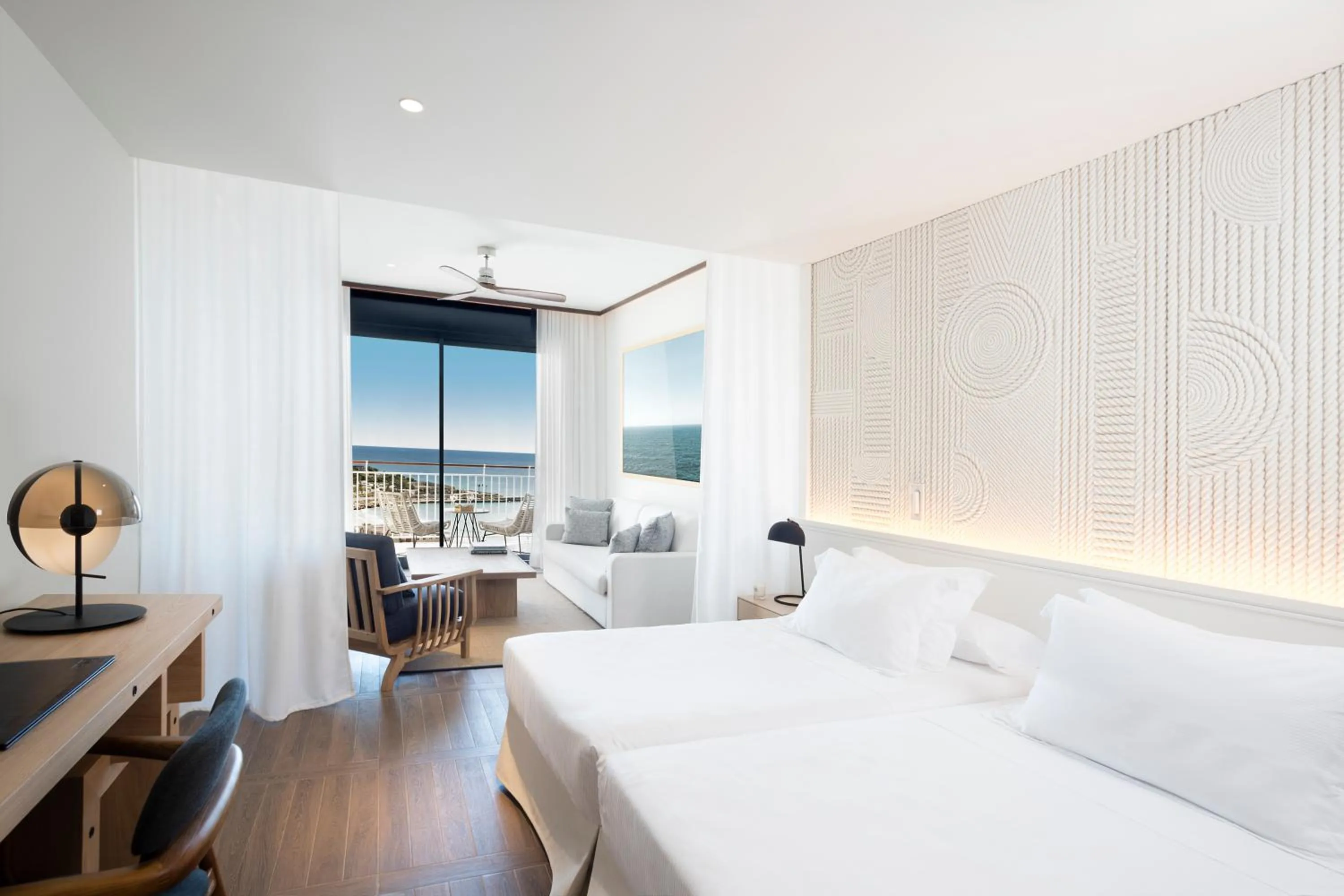 Photo of the whole room, Bed in H10 Imperial Tarraco 4 Sup