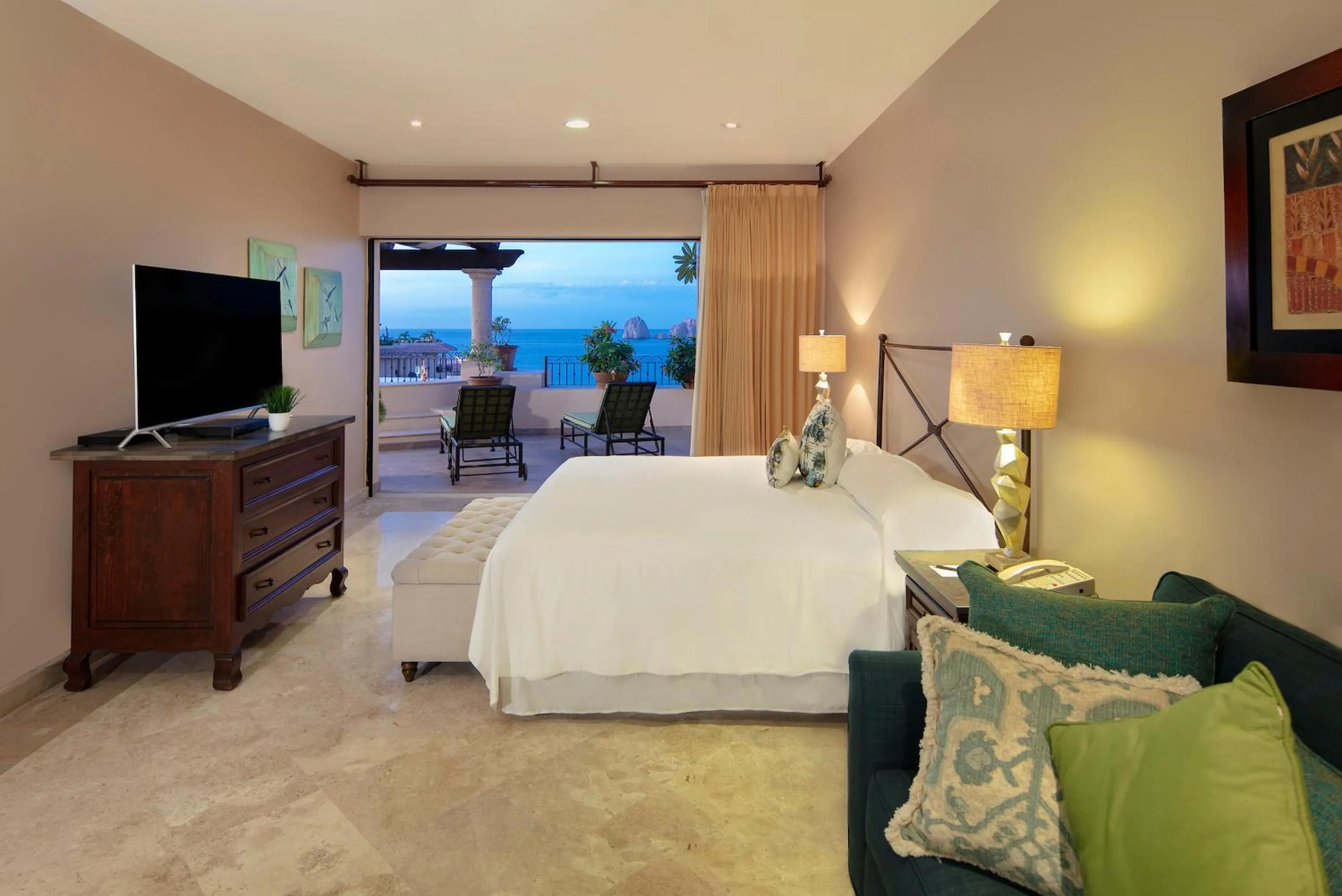 Photo of the whole room, Bed in Cabo La Estancia
