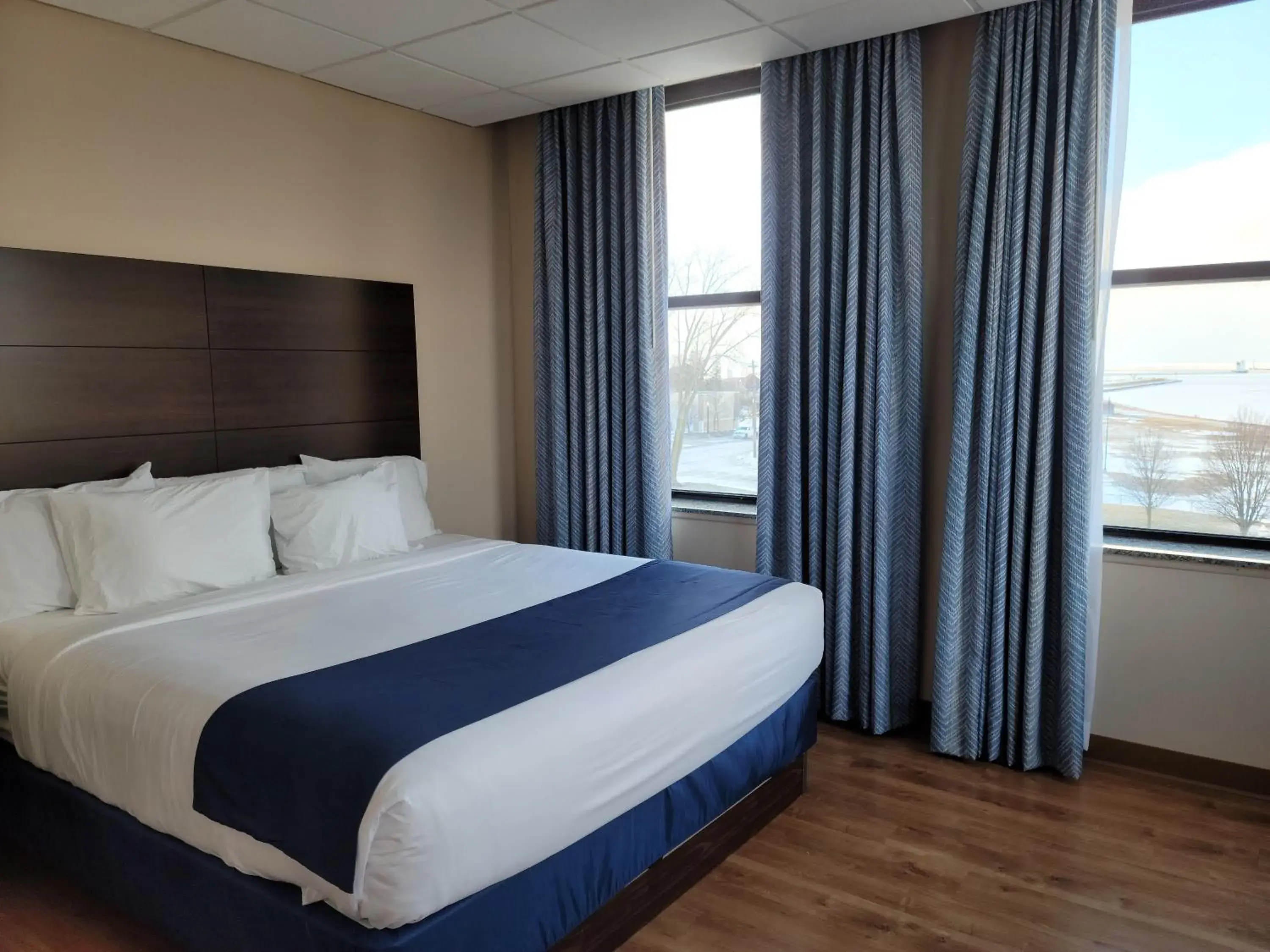 Suite with Lake View in Ariel Broadway Hotel Suite with Lake View in Ariel Broadway Hotel