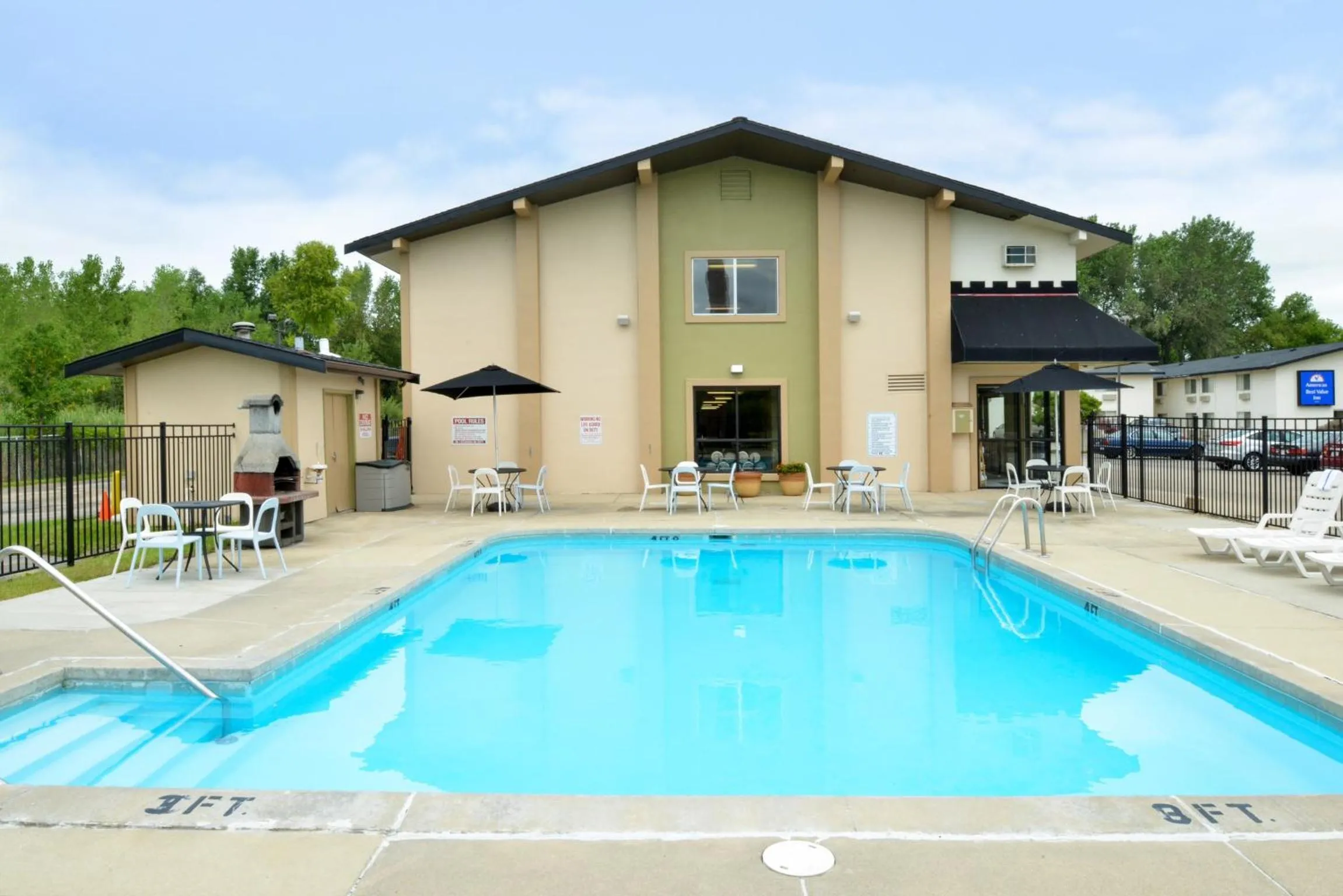 Swimming pool in Valued Stay Madison