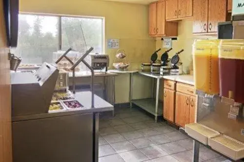 Restaurant/places to eat, Kitchen/Kitchenette in Valued Stay Madison