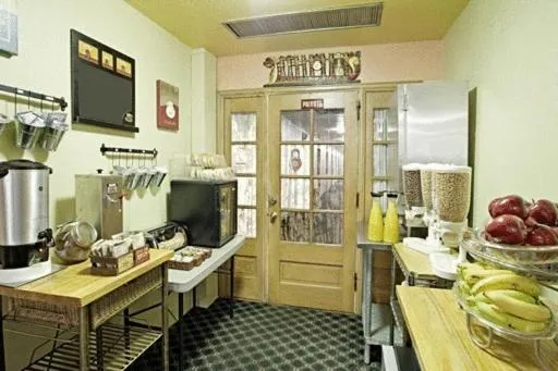 Restaurant/places to eat in Valued Stay Mayflower