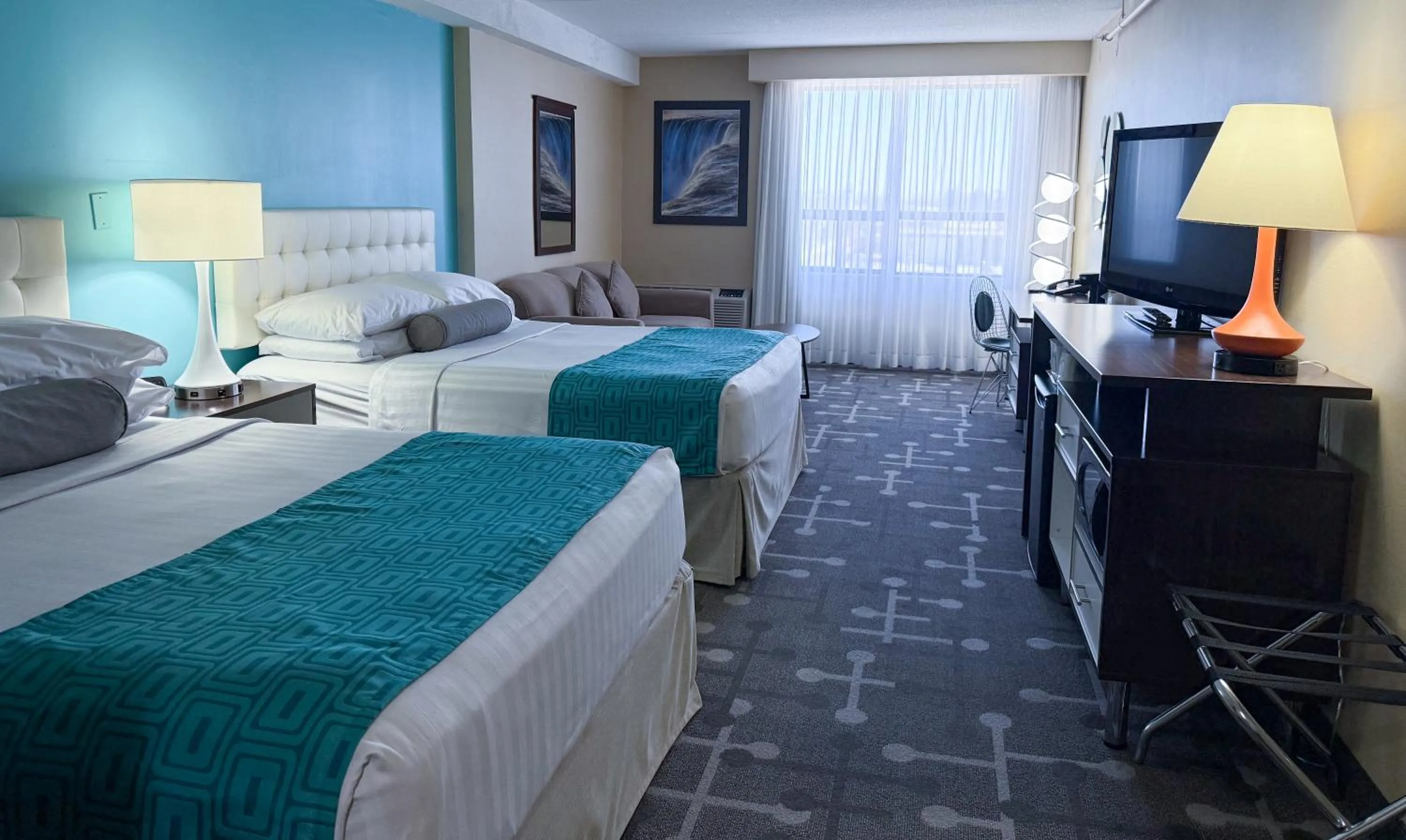 Property building, Bed in Howard Johnson Plaza by Wyndham by the Falls Niagara Falls