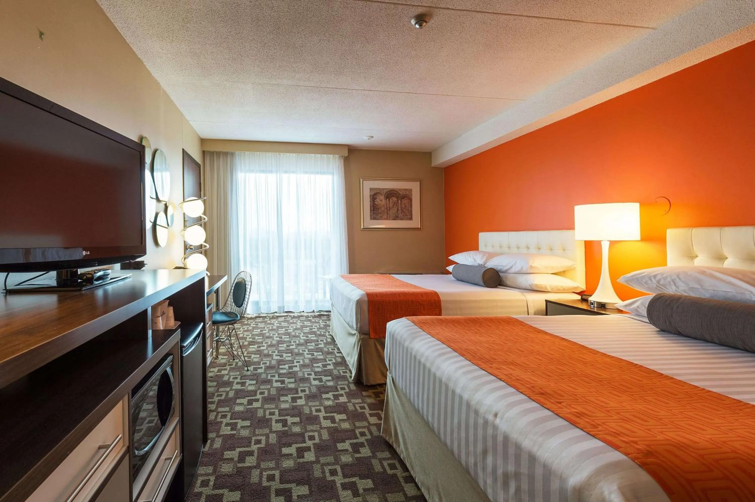 Photo of the whole room, Bed in Howard Johnson Plaza by Wyndham by the Falls Niagara Falls