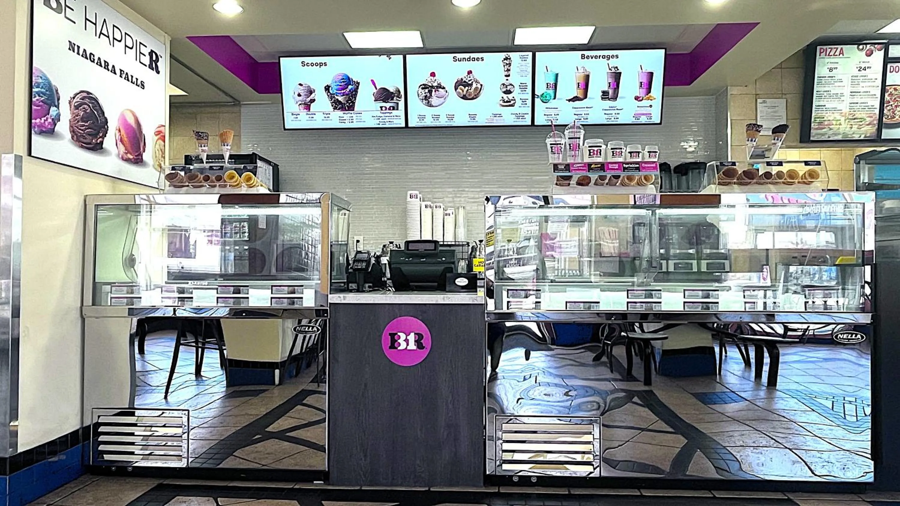 Restaurant/places to eat in Howard Johnson Plaza by Wyndham by the Falls Niagara Falls