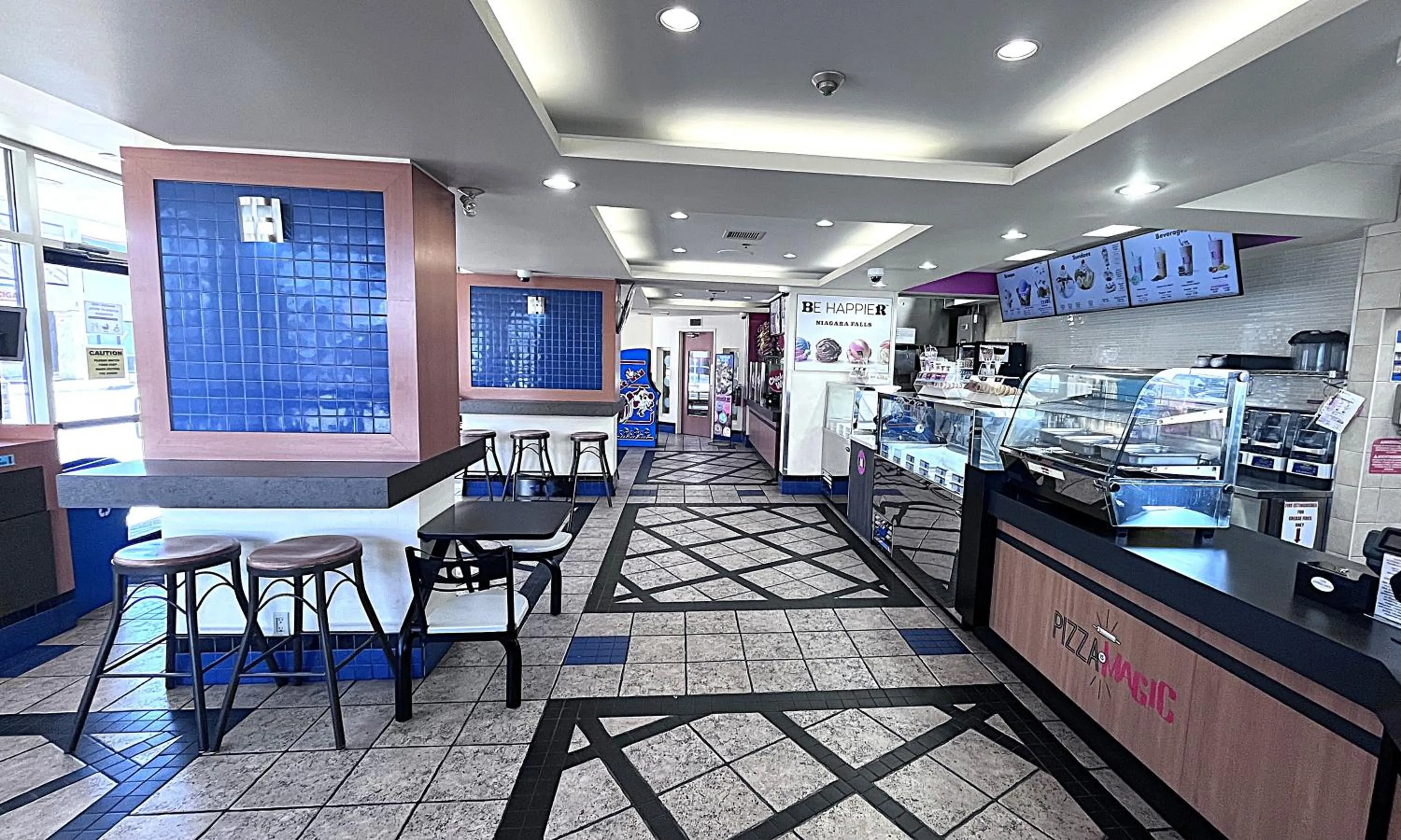 Restaurant/places to eat in Howard Johnson Plaza by Wyndham by the Falls Niagara Falls