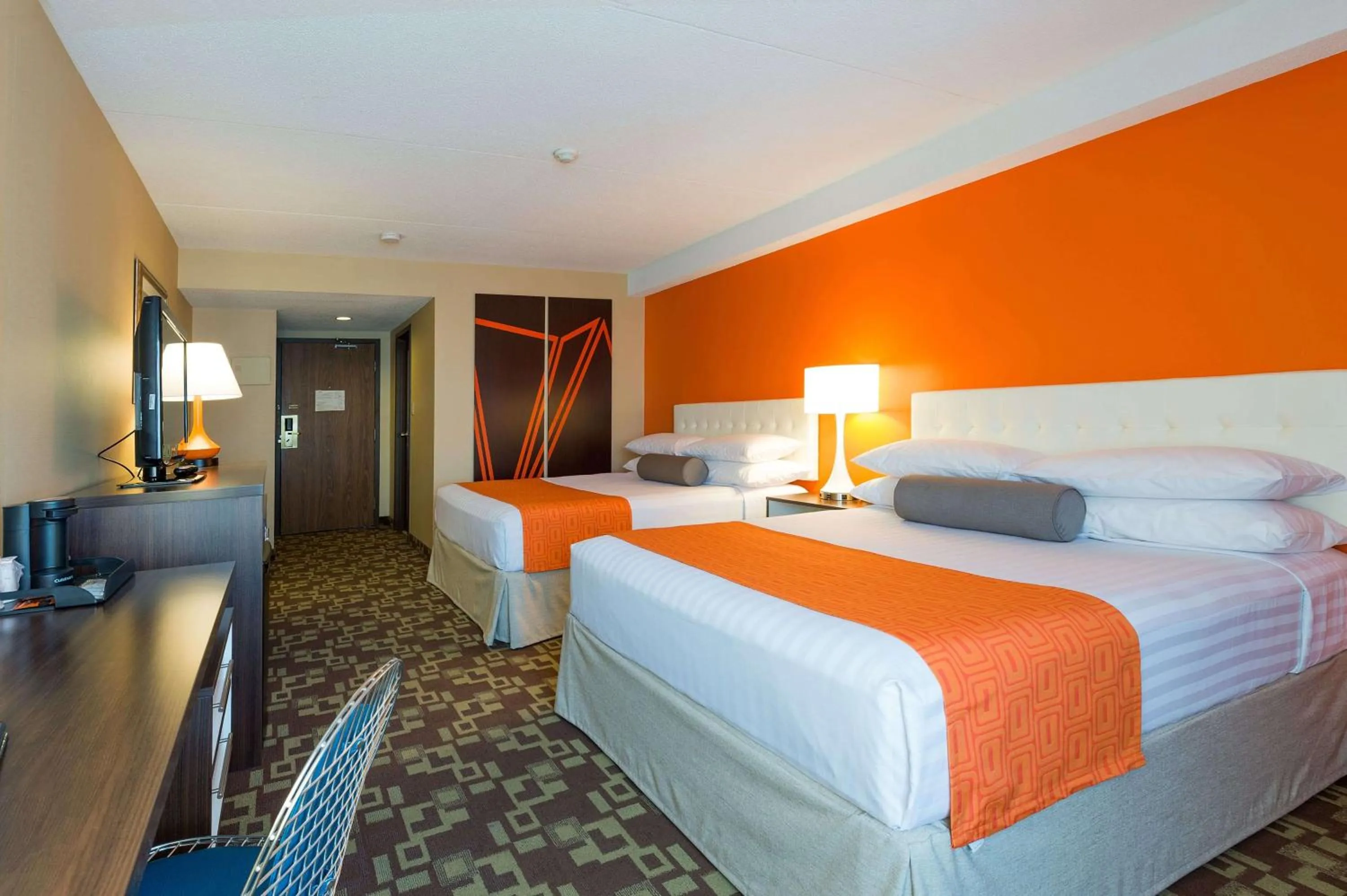 Photo of the whole room, Bed in Howard Johnson Plaza by Wyndham by the Falls Niagara Falls