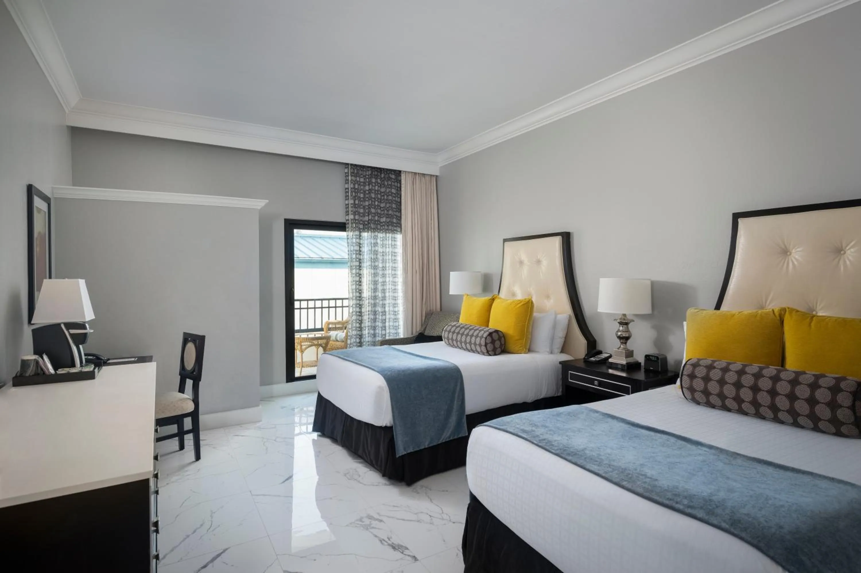 Photo of the whole room, Bed in Inn On Fifth