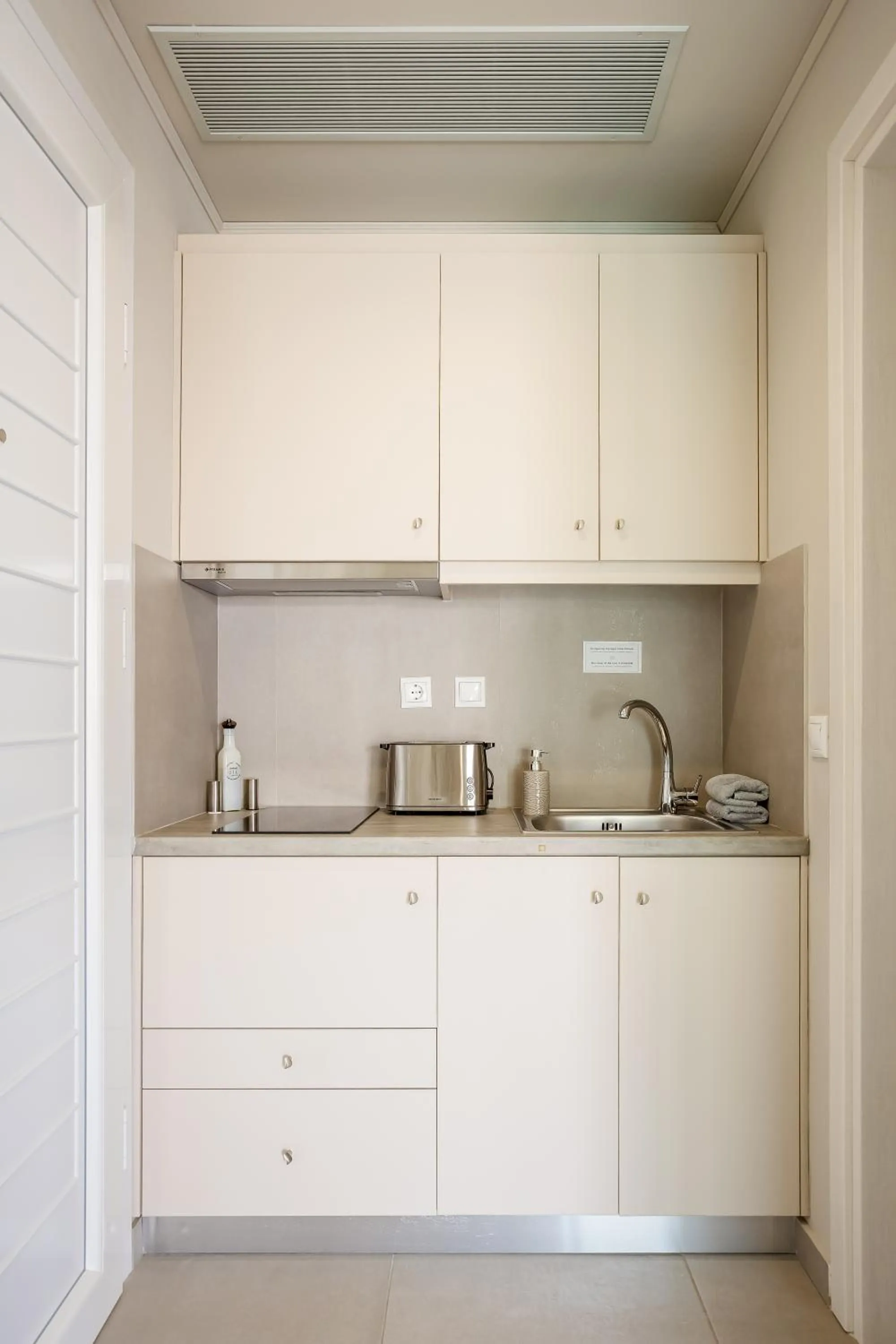 Kitchen or kitchenette in Sarpidon Suites