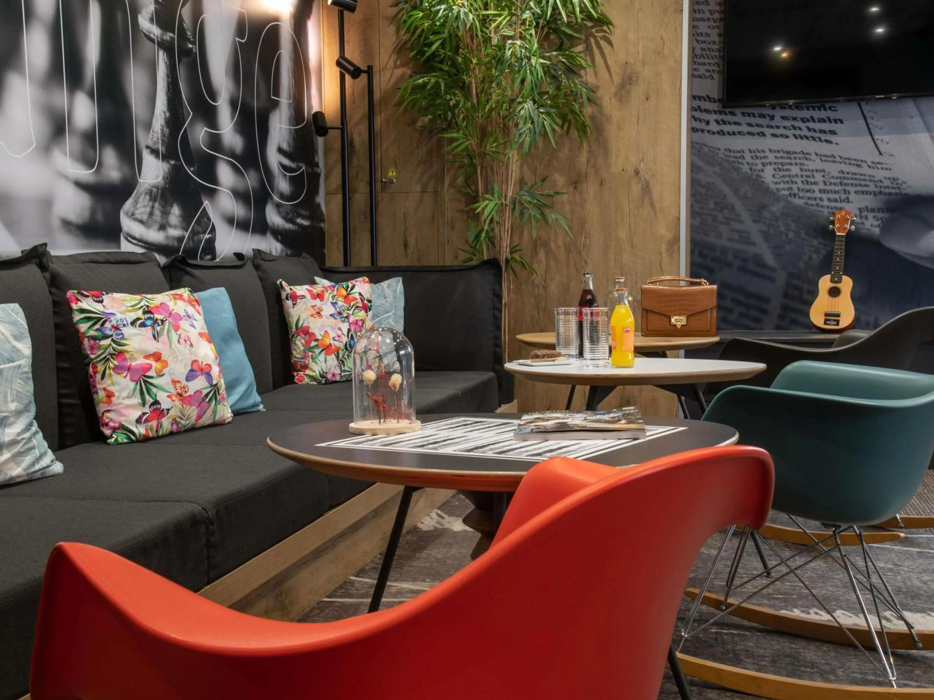 Lounge or bar in ibis Cannes Centre