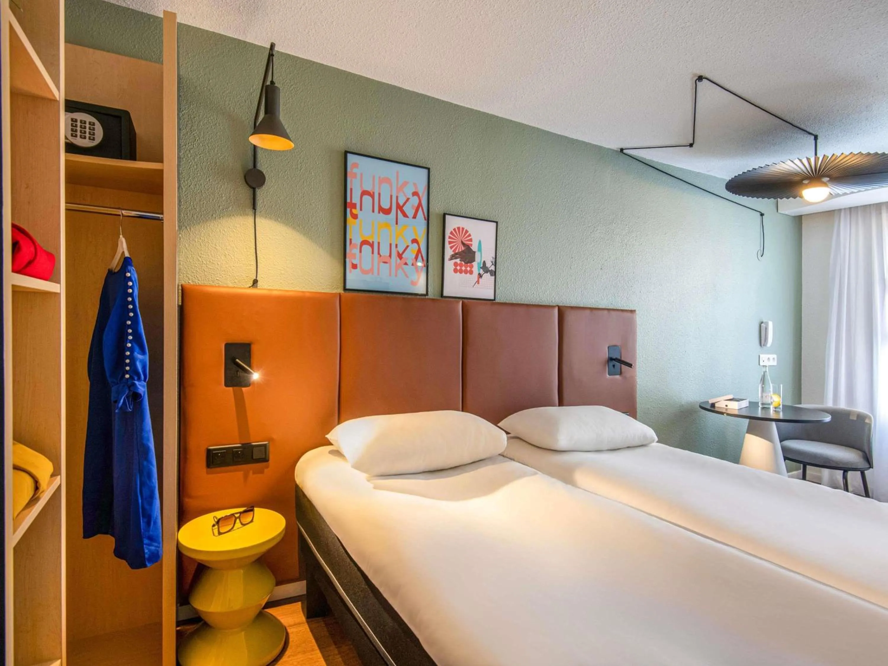 Bedroom, Bed in ibis Cannes Centre