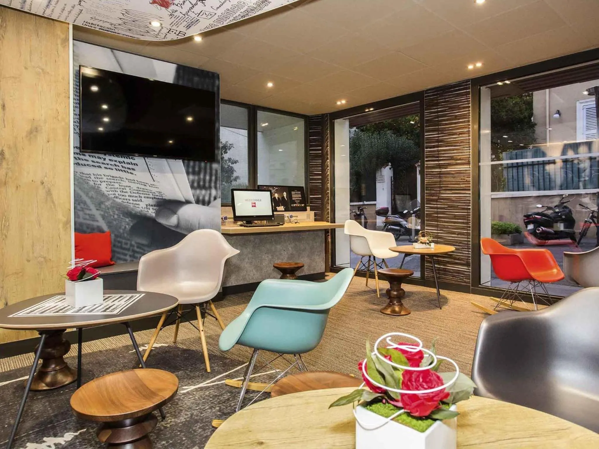 Lounge or bar in ibis Cannes Centre