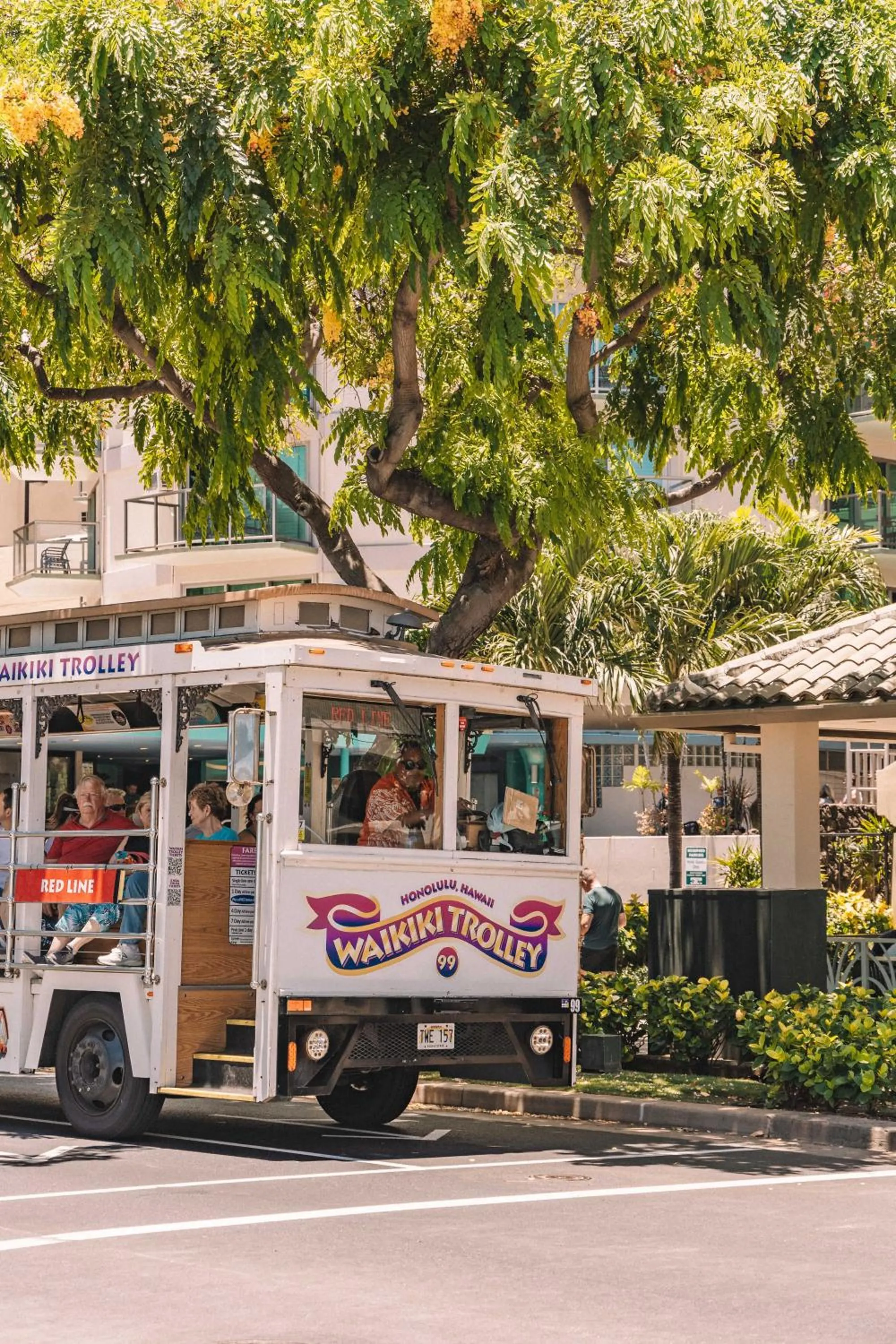 Day in Steps to Waikiki Beach! Newly Renovated with 75" TV