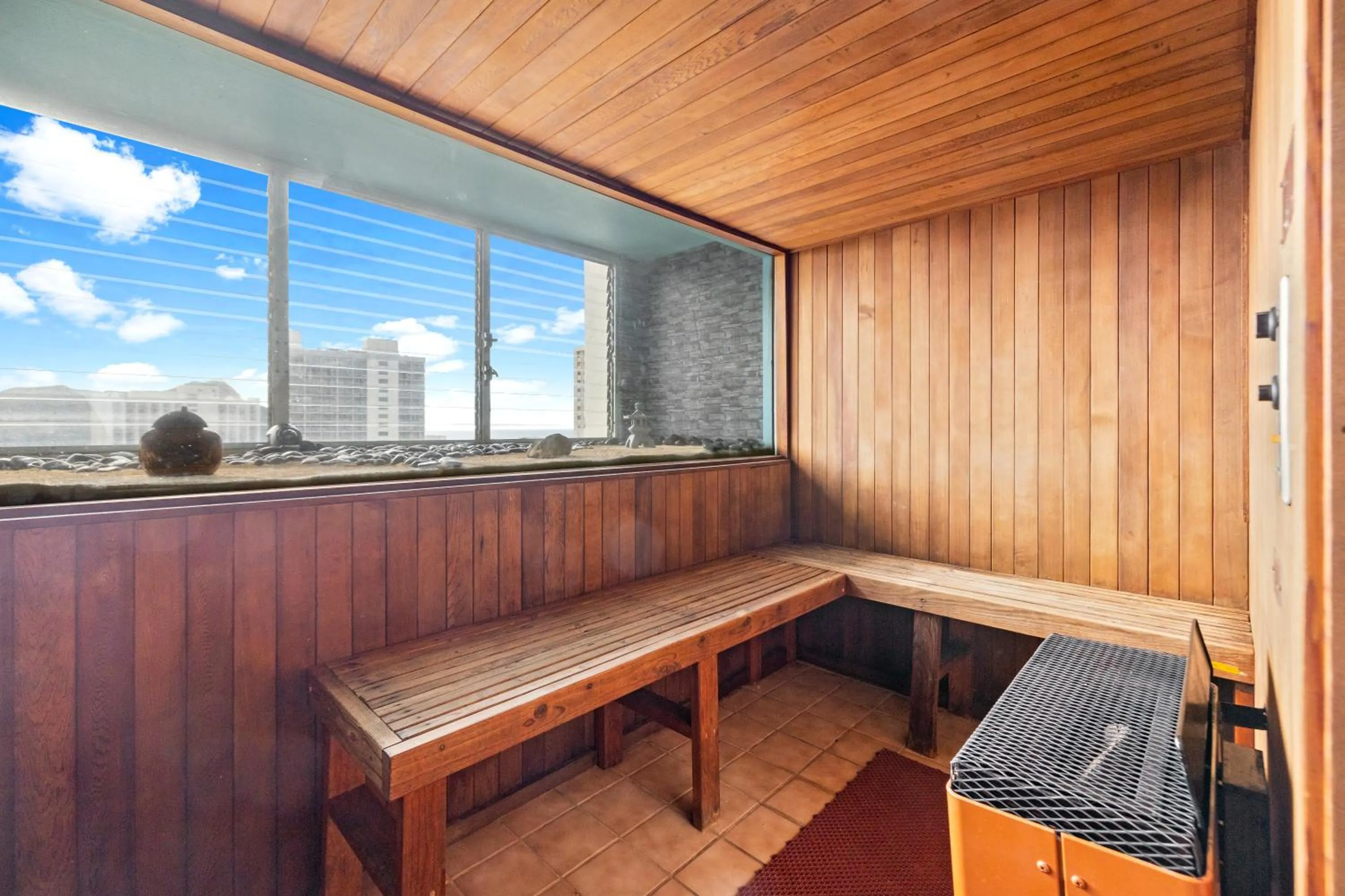 Sauna in Steps to Waikiki Beach! Newly Renovated with 75" TV